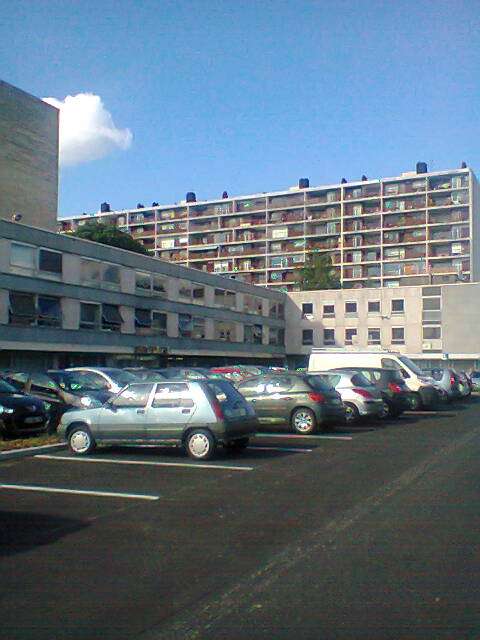 BOX SPACIEUX ET ECLAIRE AU SOUS SOL D