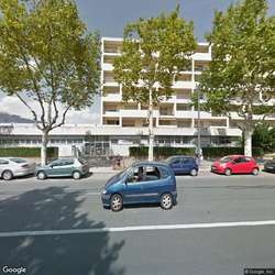 Garage box fermé sécurisé dans la cour d'un immeuble au Bachut