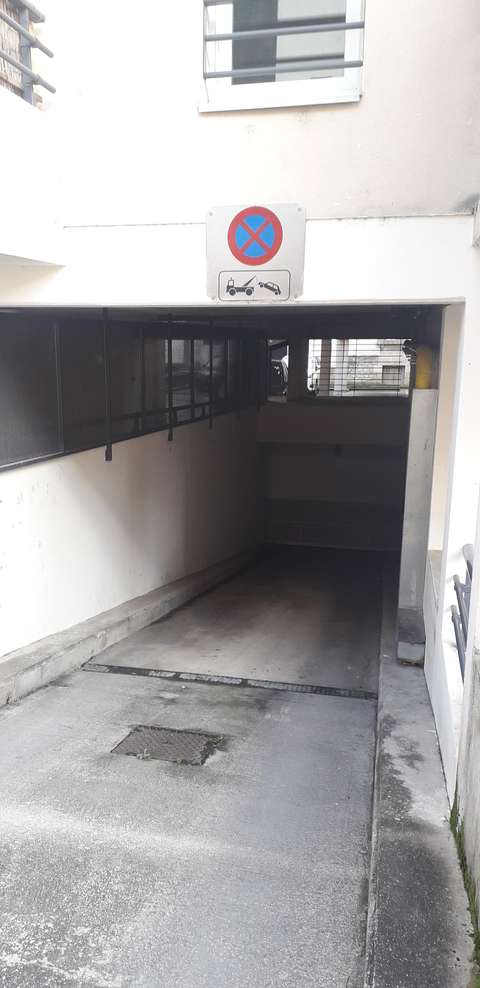 Garage / Parking /