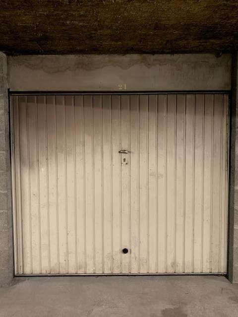Grand Garage avec "niche" au fond