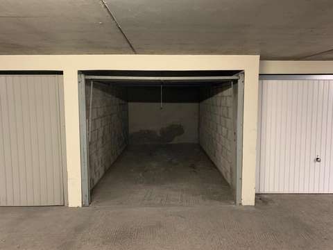 Garage fermé à la location entre Lens et
