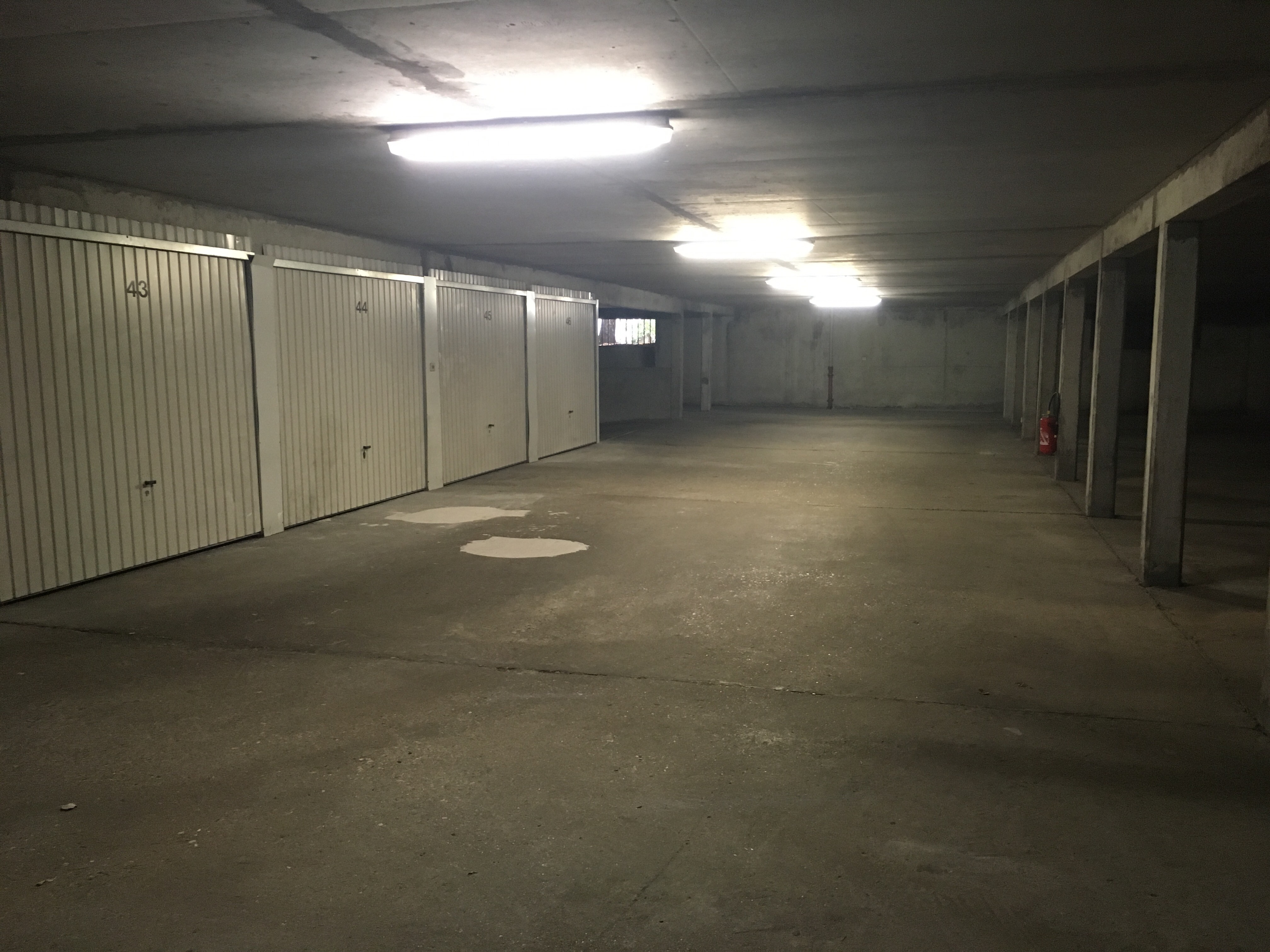 Garage fermé pour stationnement / Saint Aubin les