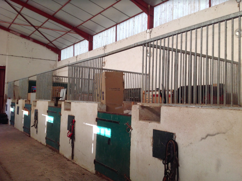 Box de stockage individuel dans grand hangar
