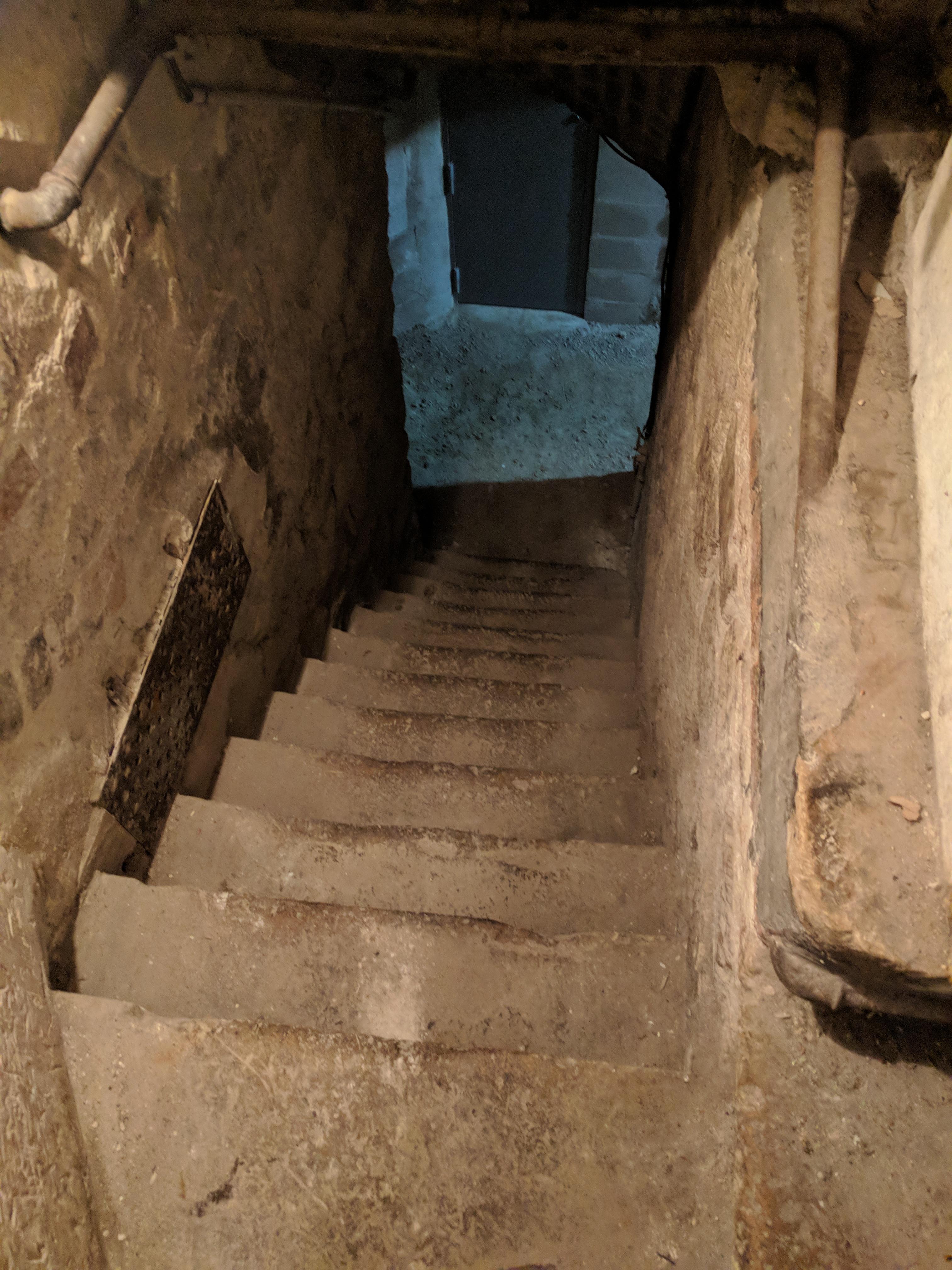 Cave avec porte blindée
