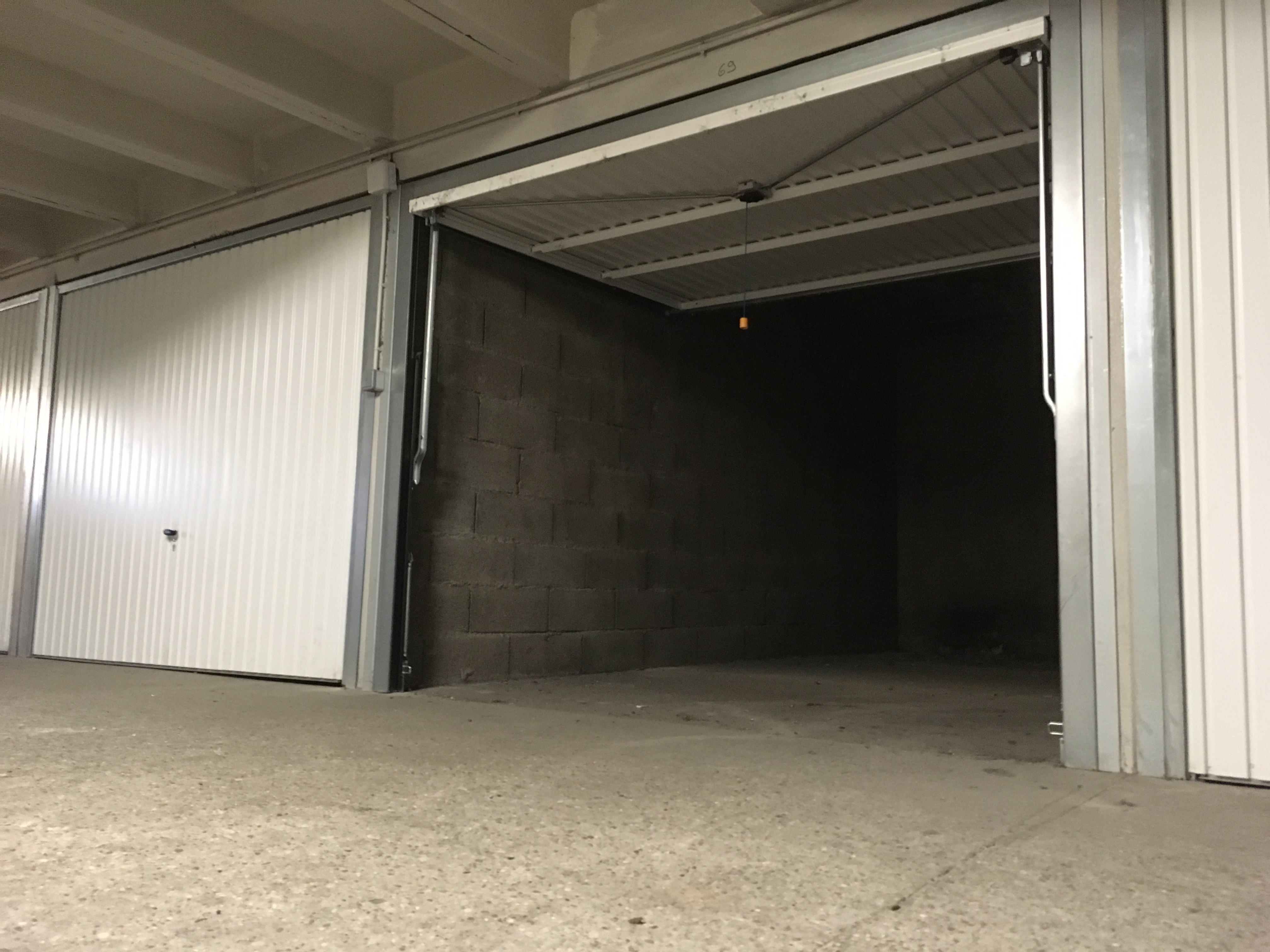 Garage fermé et individuel / Proche de Lyon