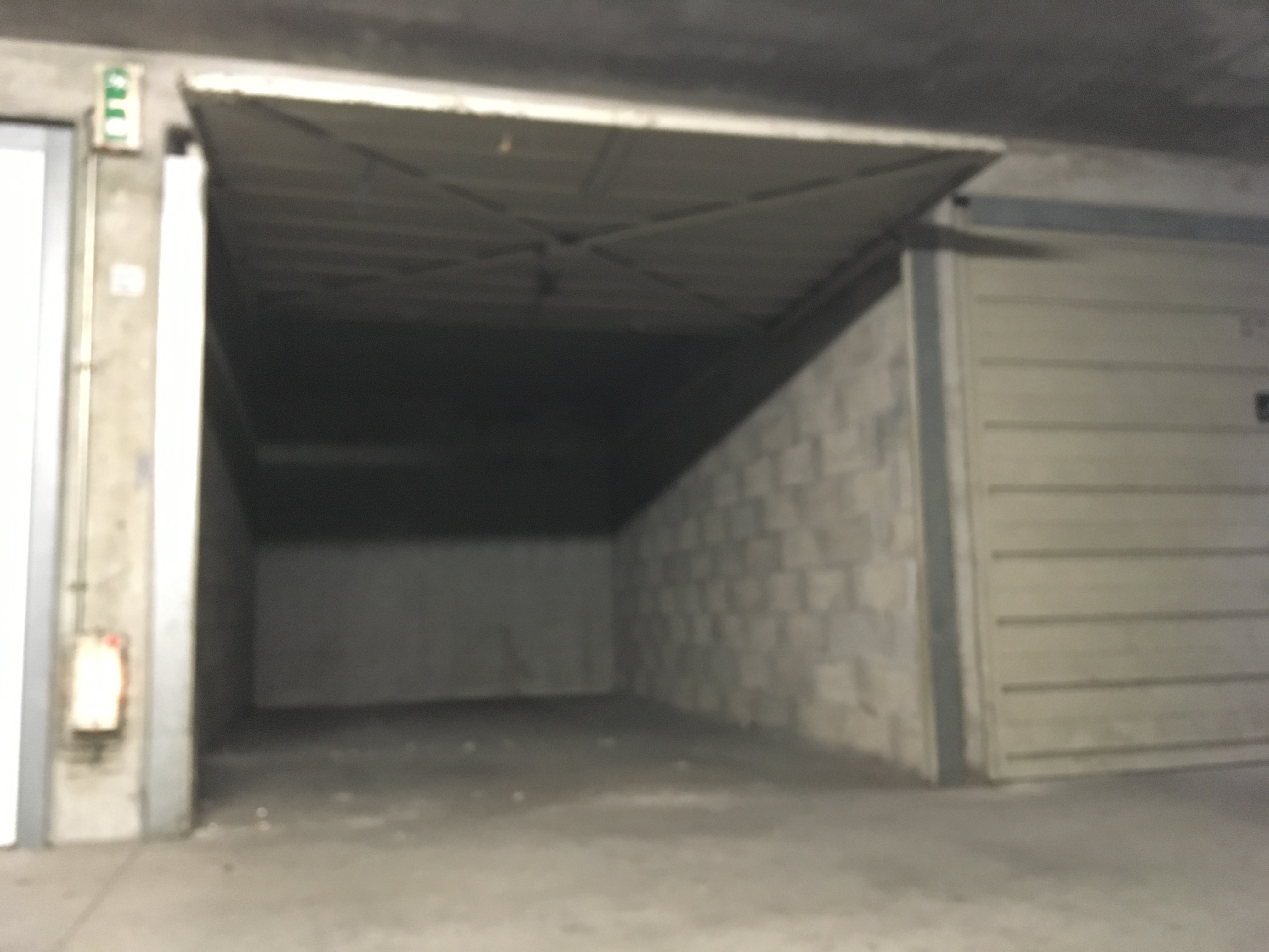 Garage fermé à louer / Bron