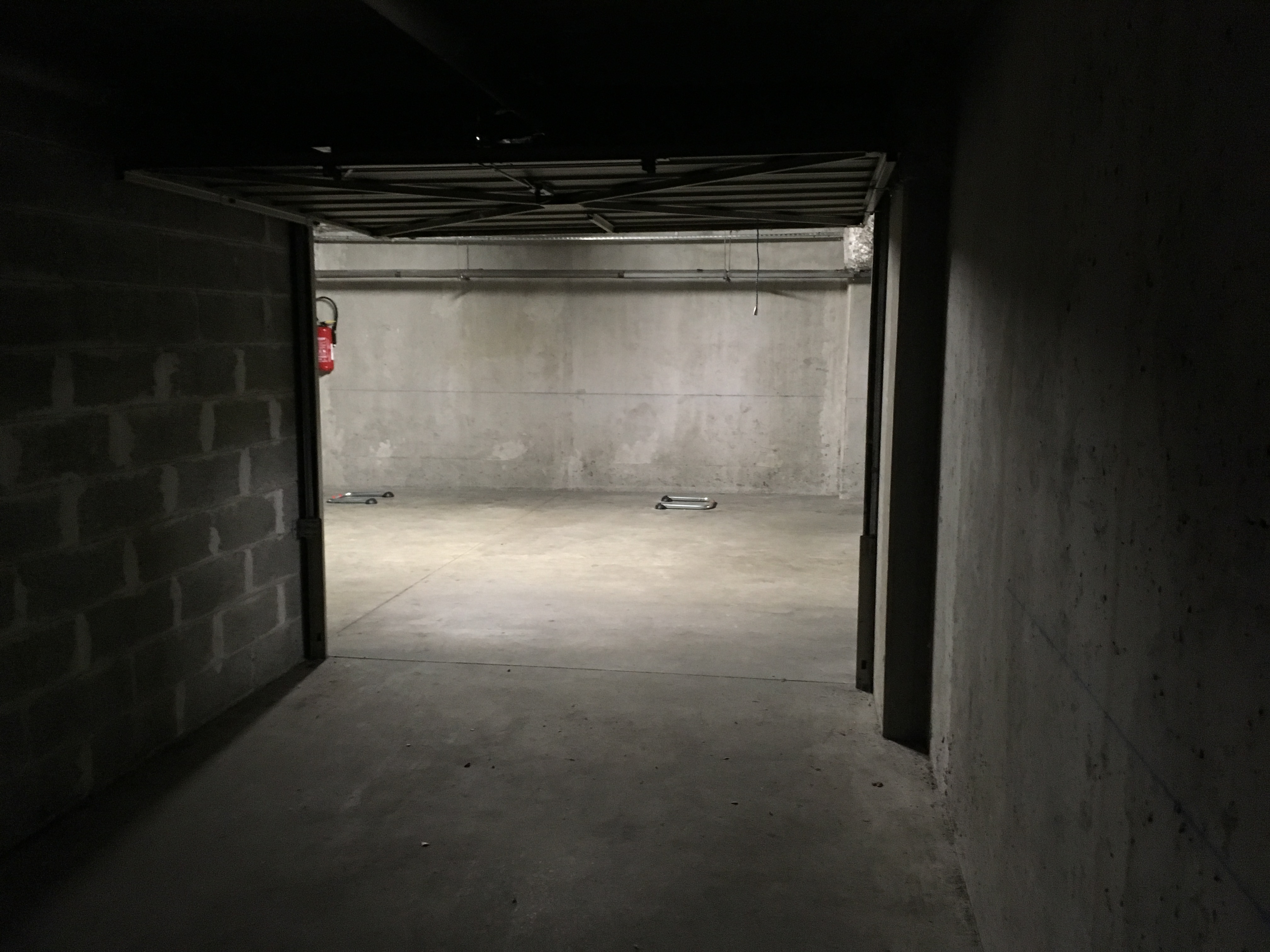 Location garage fermé en sous-sol / Bron