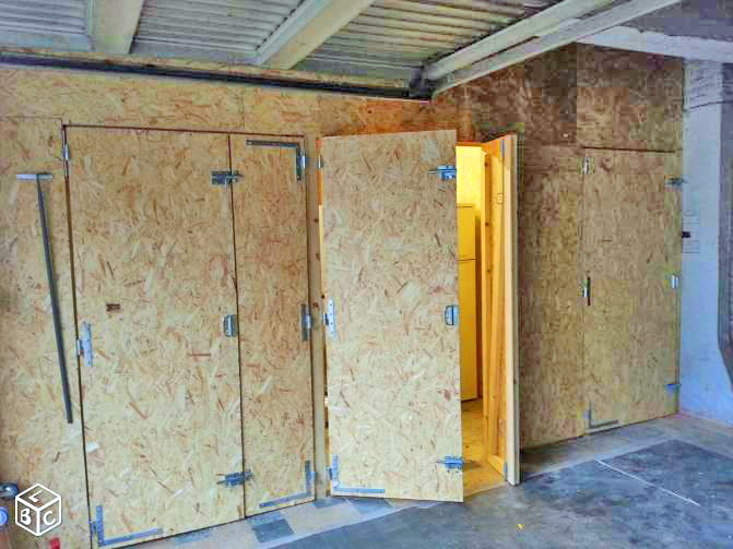 Box de stockage fermé dans un grand garage
