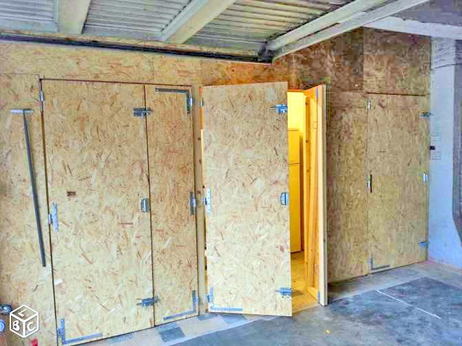 Box de stockage fermé dans un grand garage sécurisé