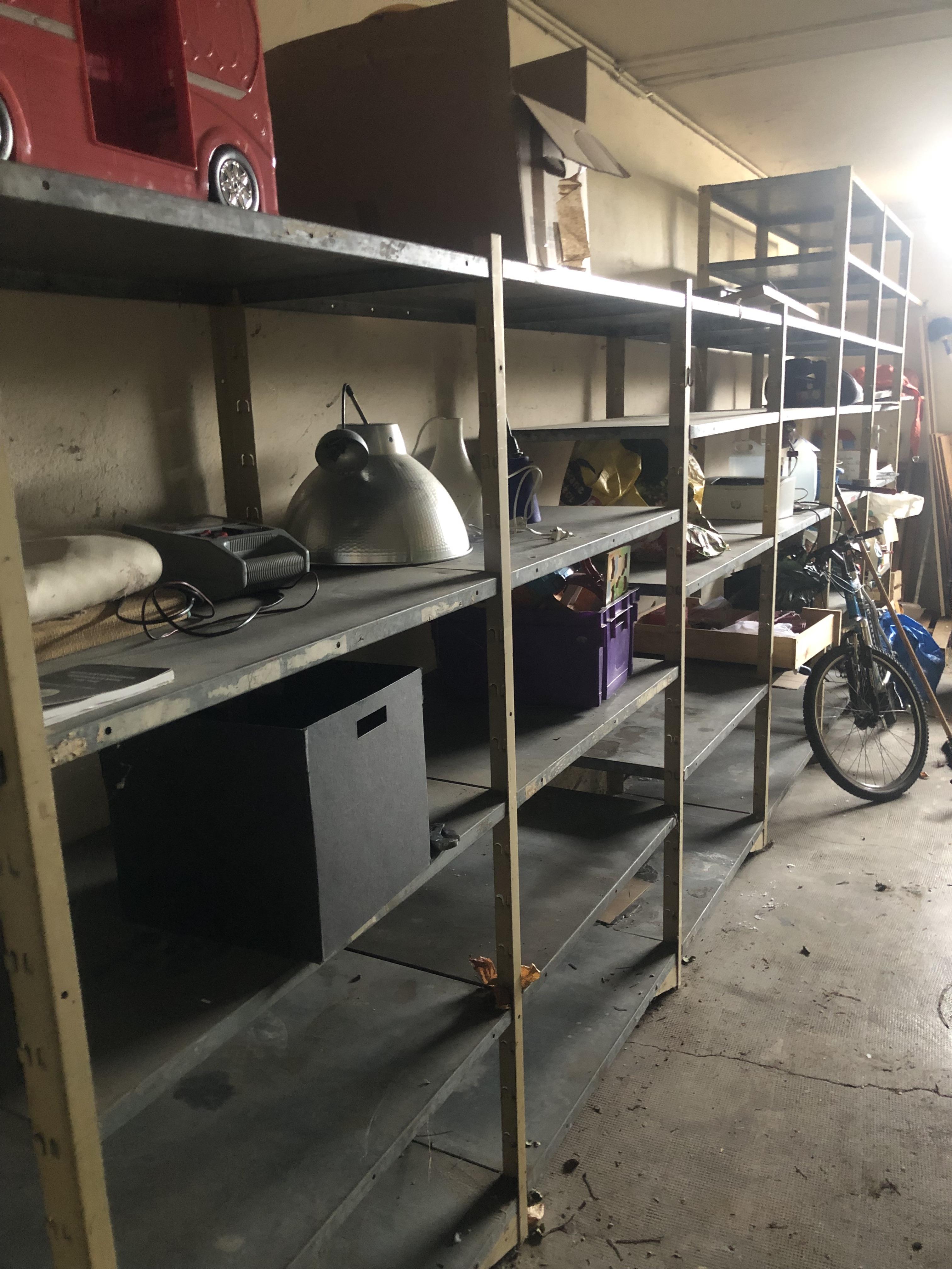 Nombreuses étagères dans un garage