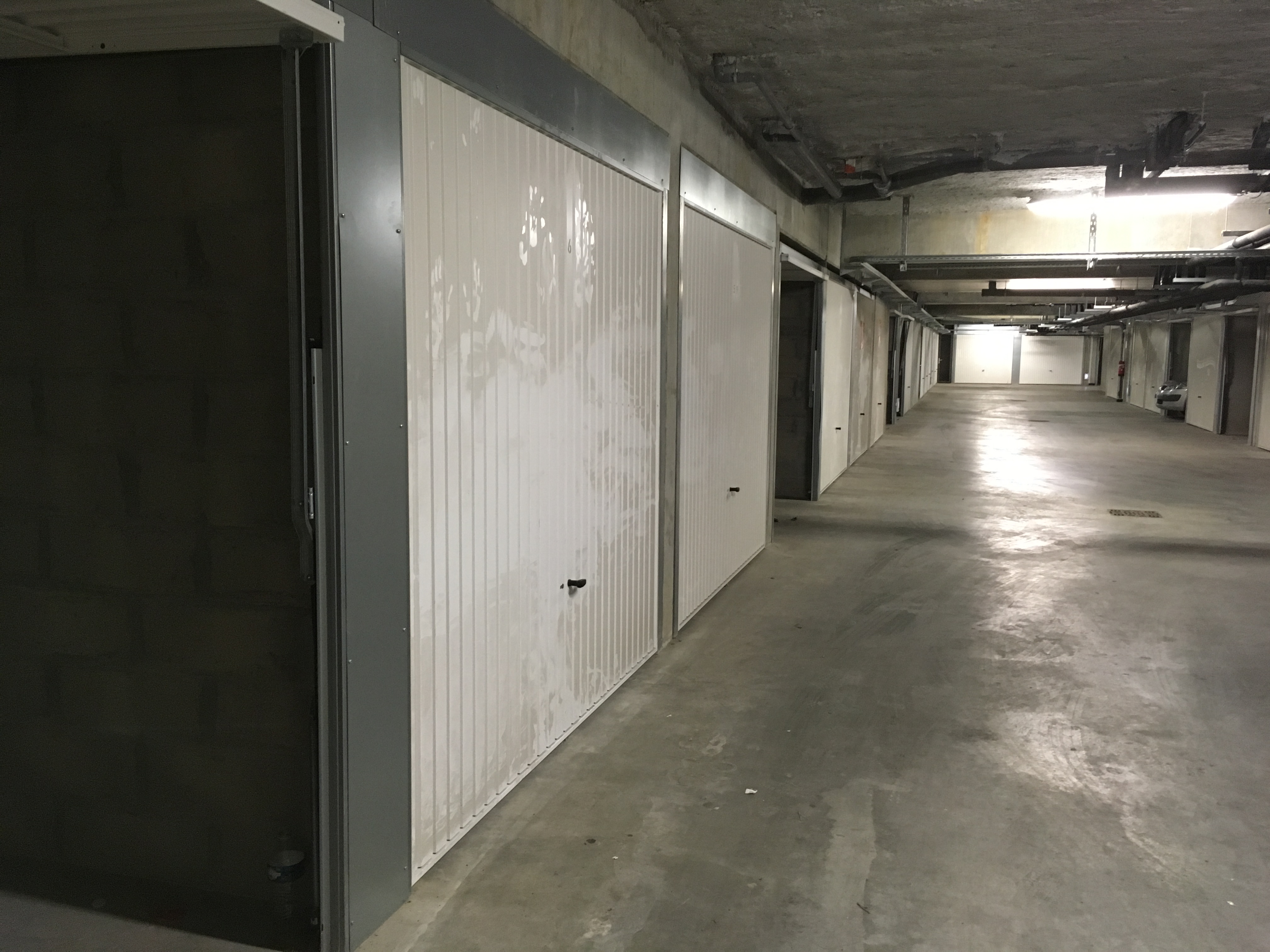Garage fermé en sous-sol / Proche de Lyon