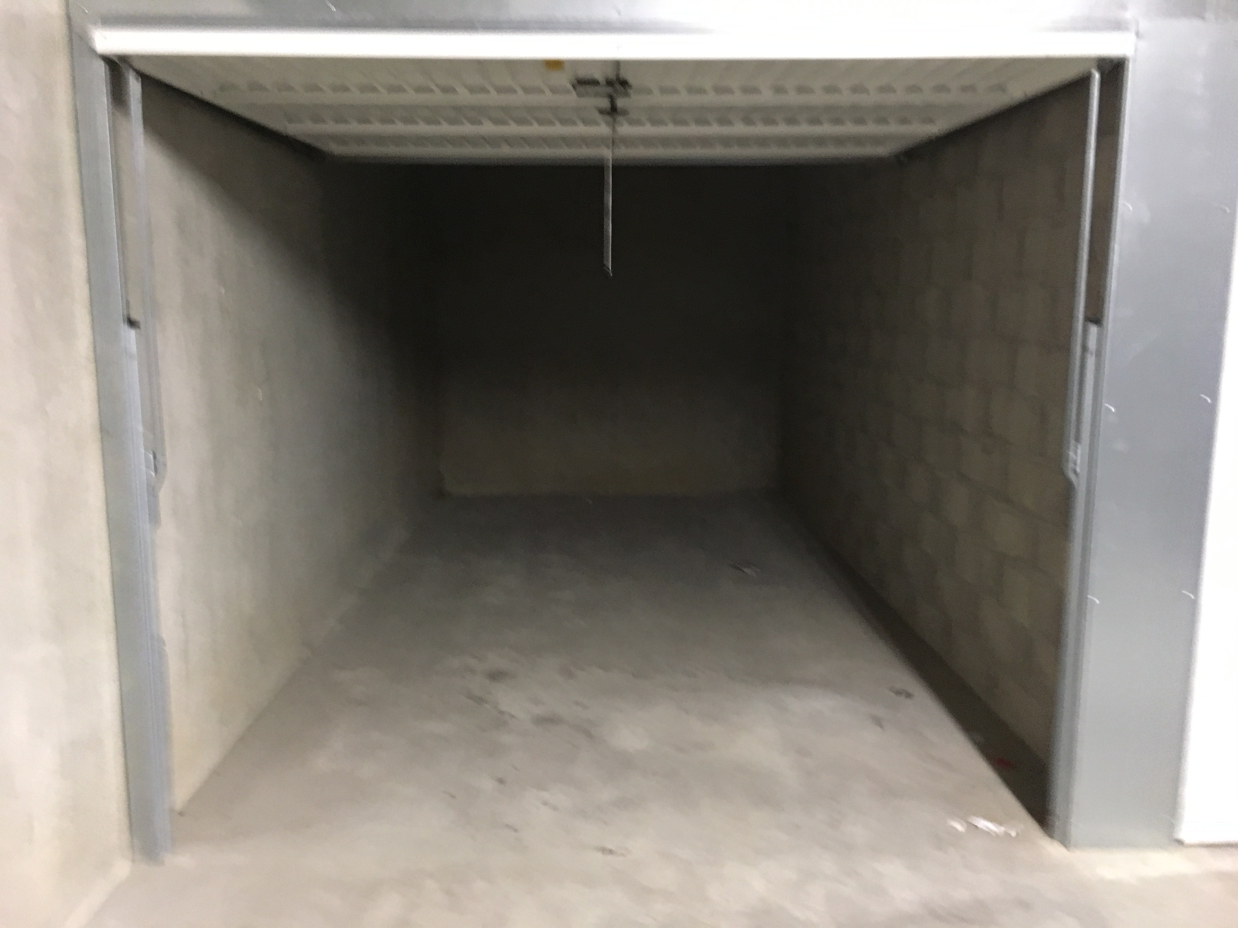 Garage fermé en sous-sol / Proche de Lyon