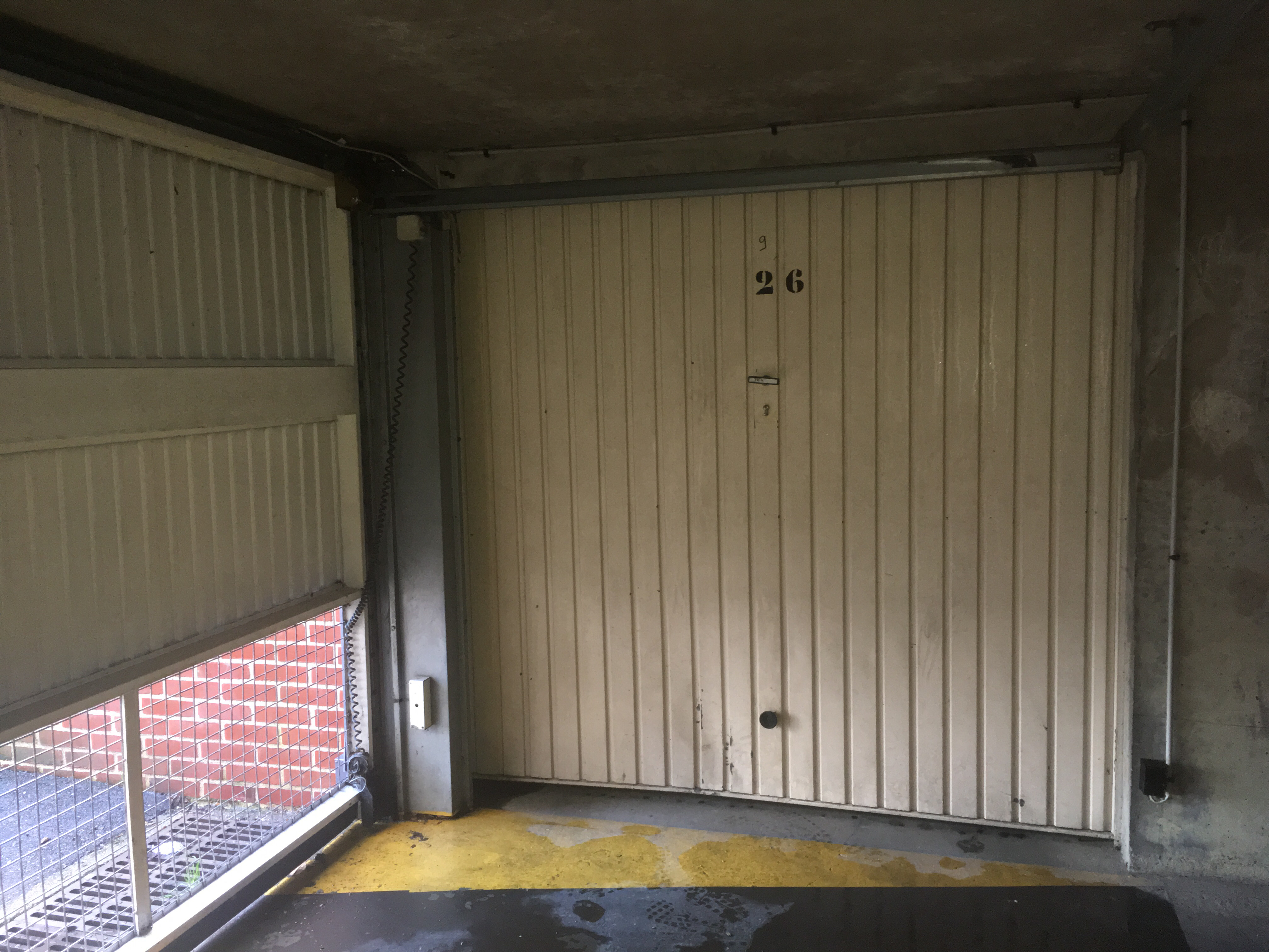 Grand garage / Elbeuf / Bord de la