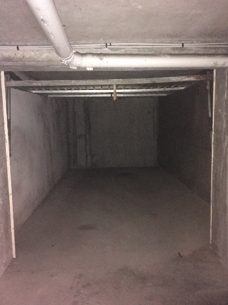 Grand garage / Elbeuf / Bord de la