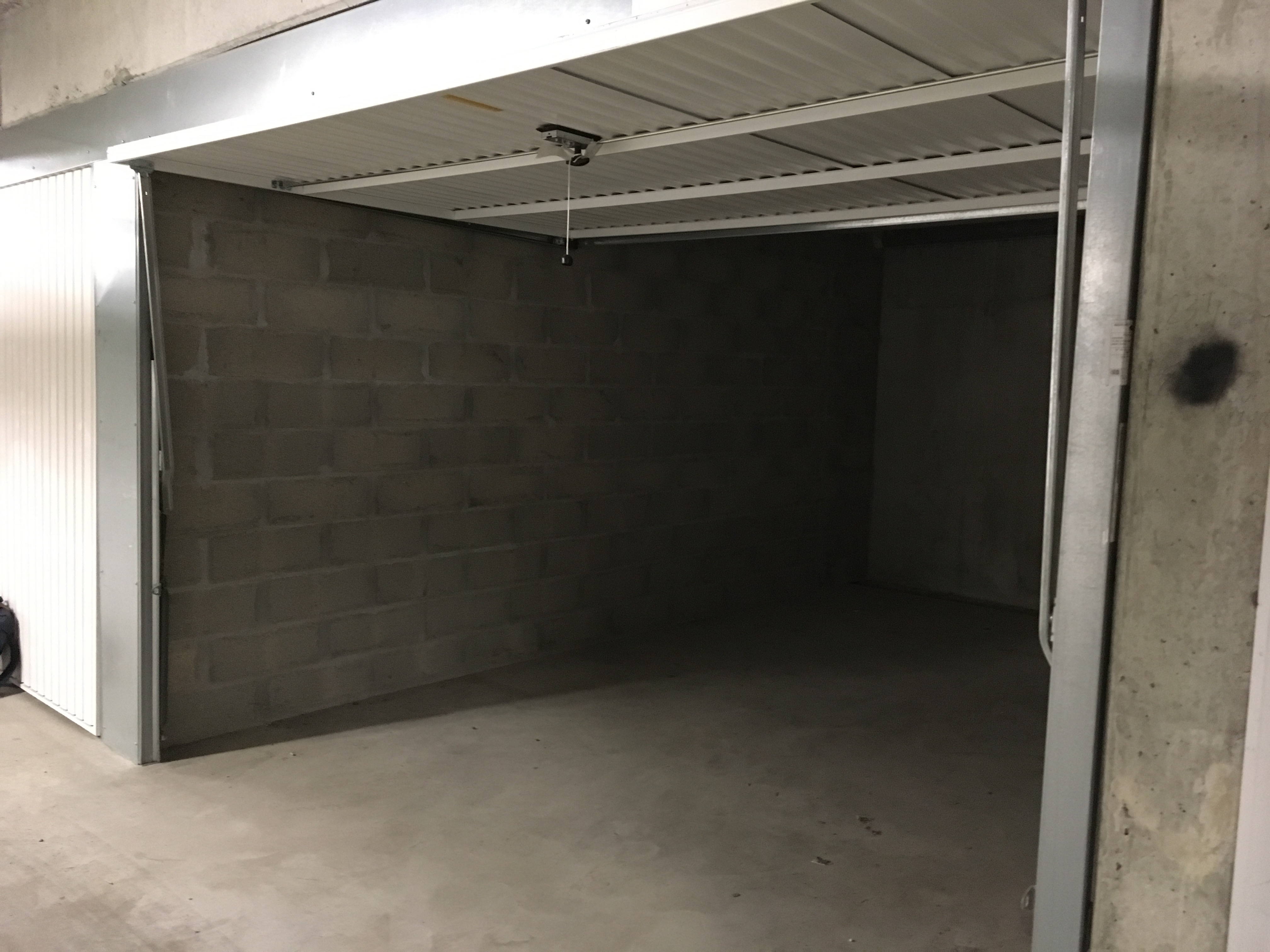 Grand garage privé / Stationnement / Vénissieux