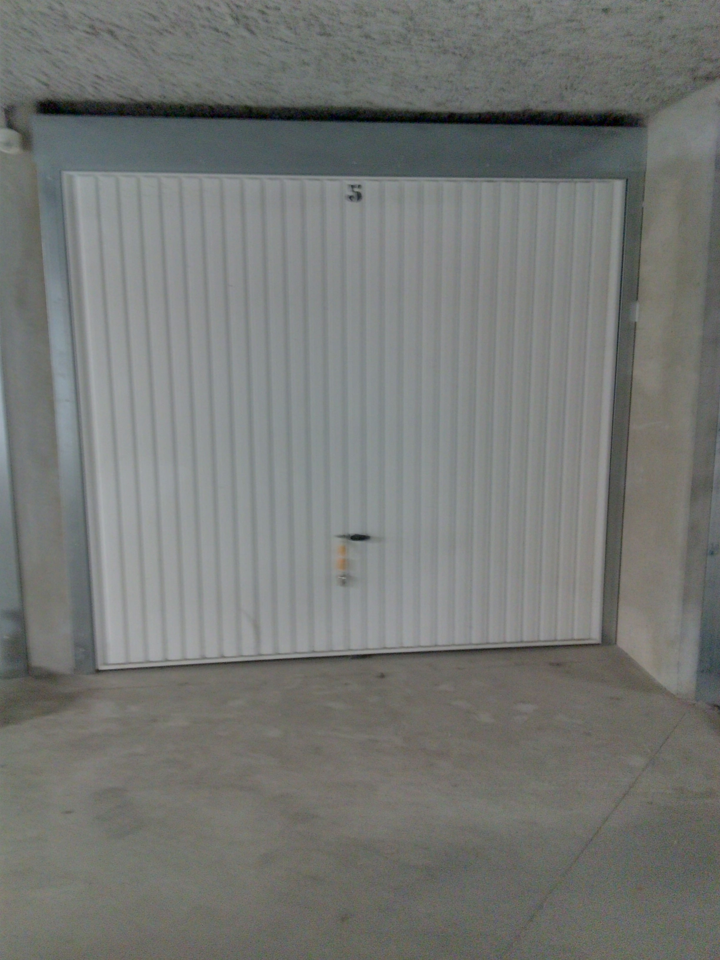 Garage à louer à Bron