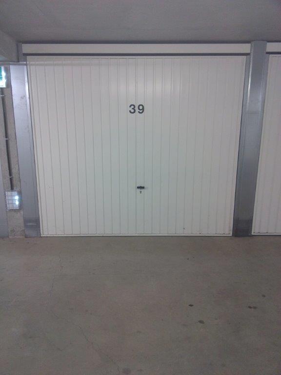 Grand garage en sous-sol de résidence à Chaponost