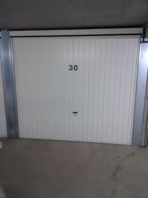 Location garage individuel en sous-sol  à Chaponost
