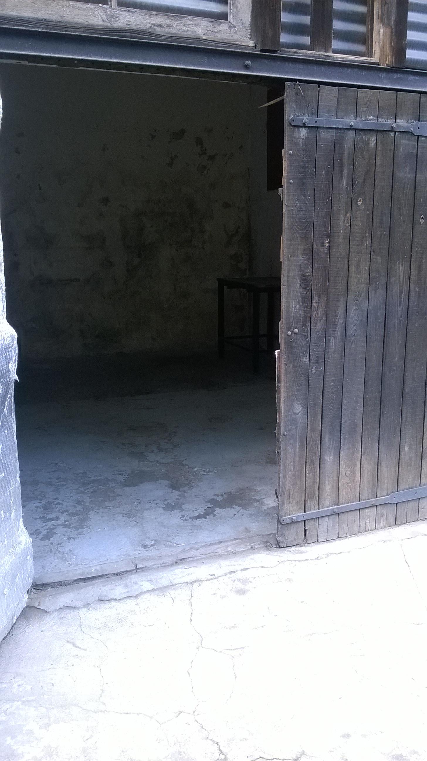 local pour stockage de meubles,