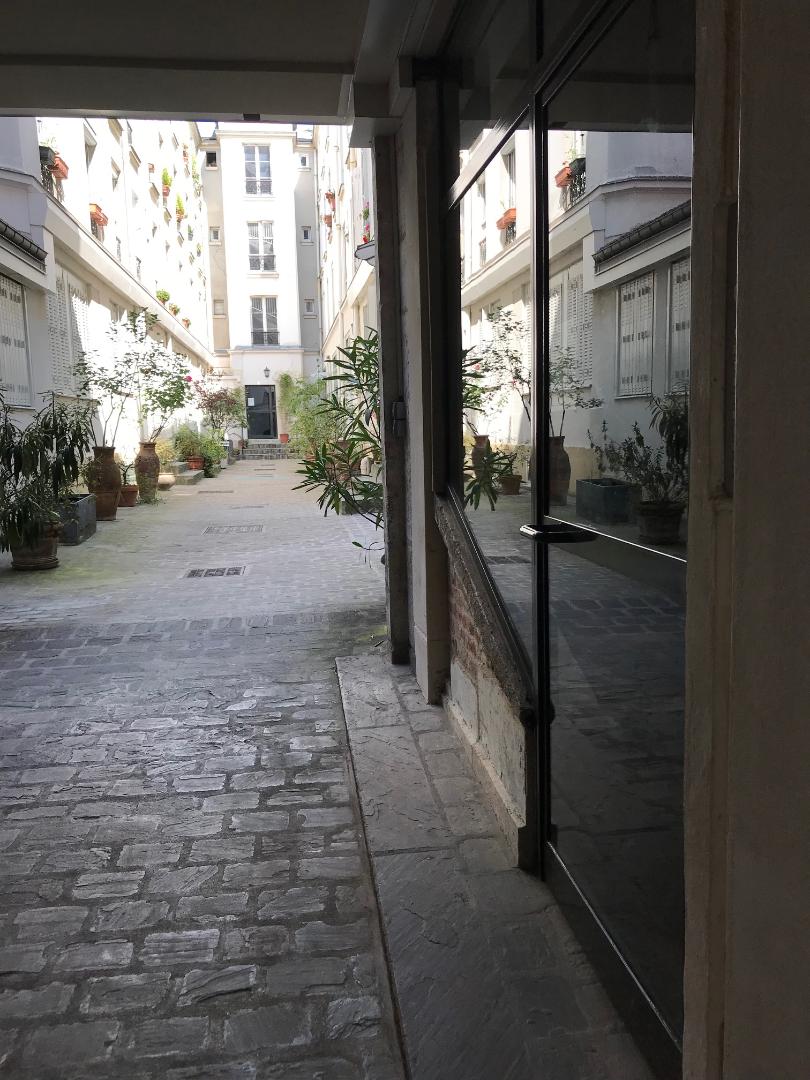 Cave équipée, saine et sèche, rue Oberkampf
