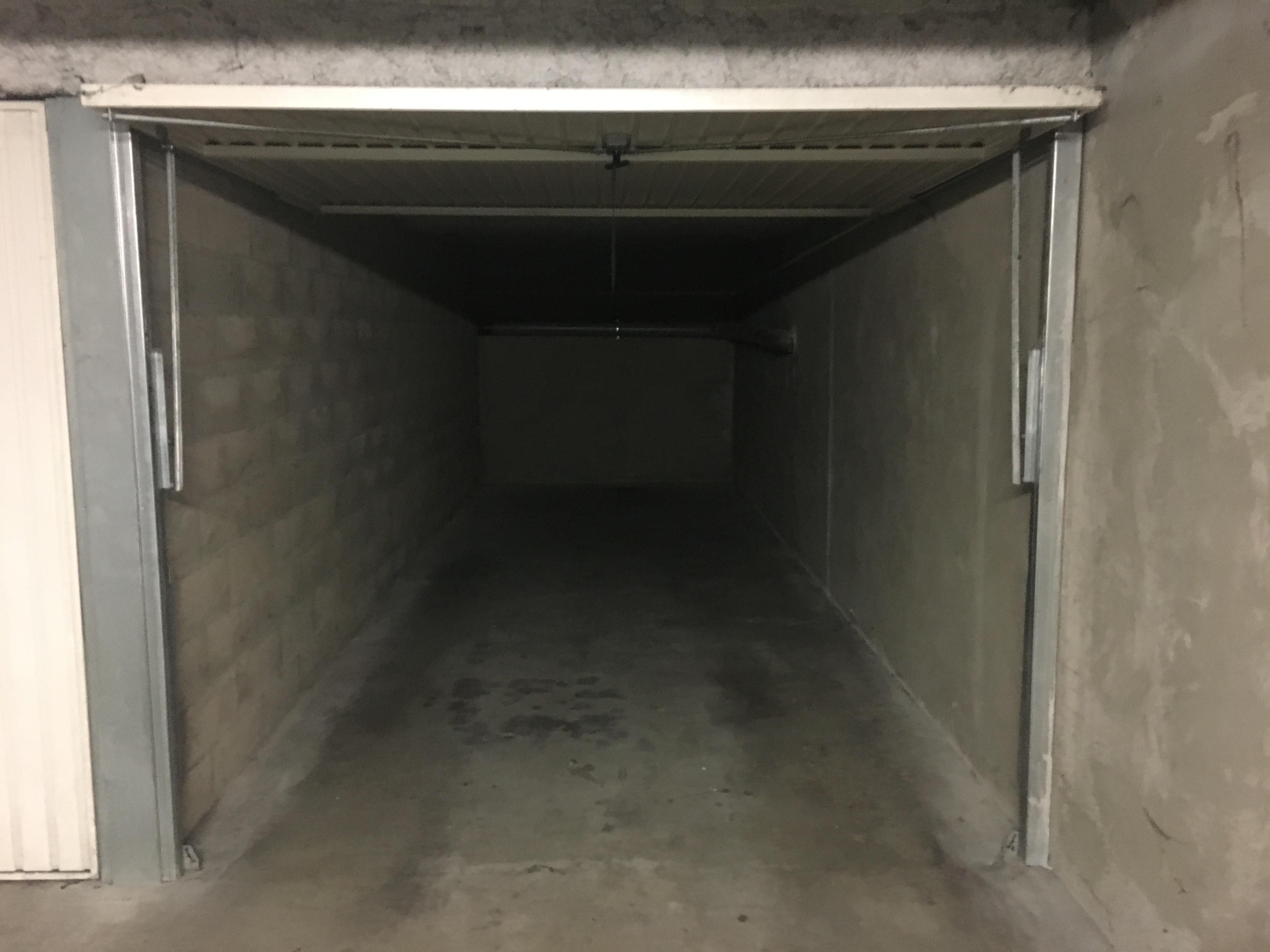 Grand garage sécurisé à Saint Priest