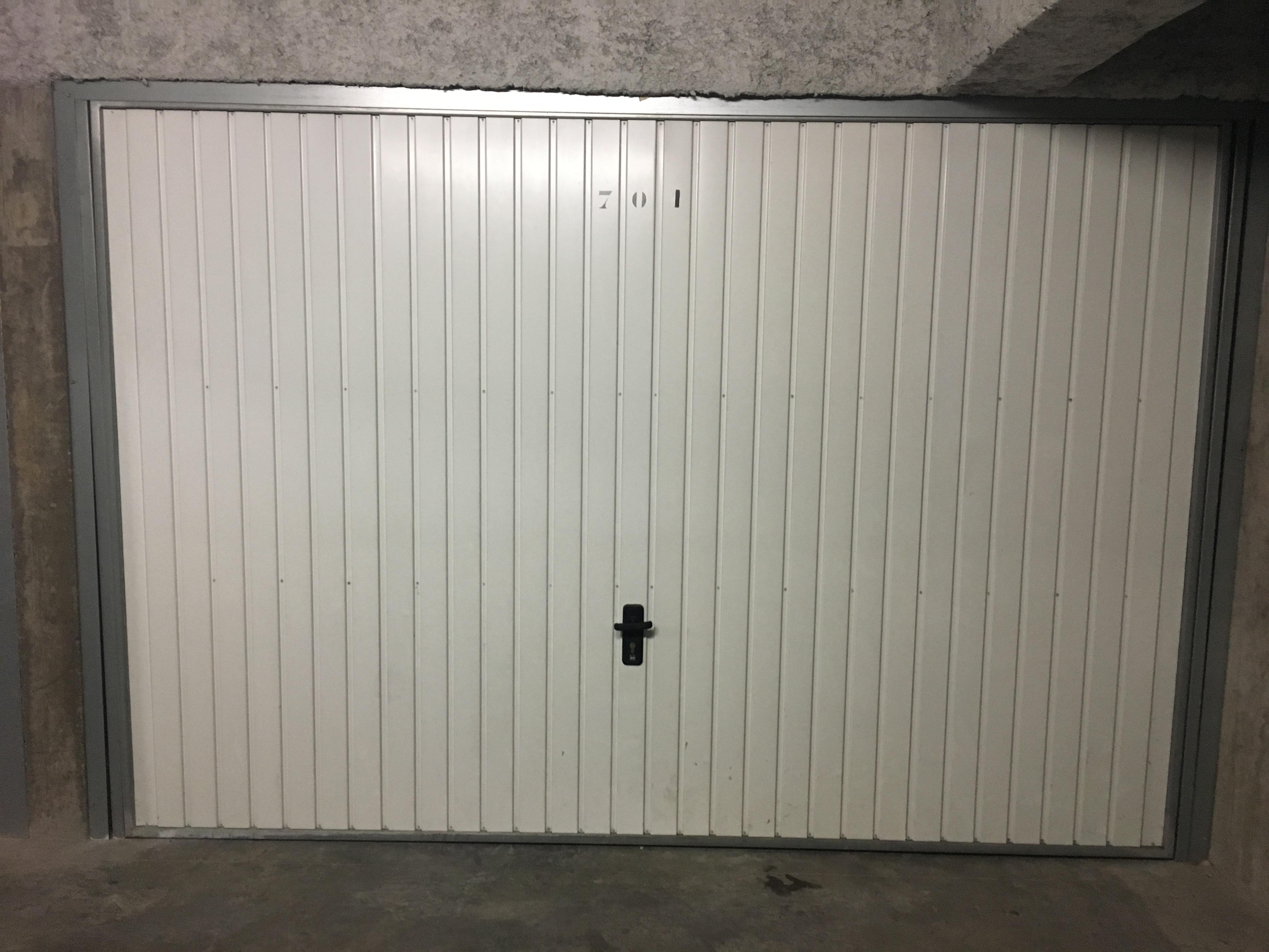 Grand garage à Saint Priest