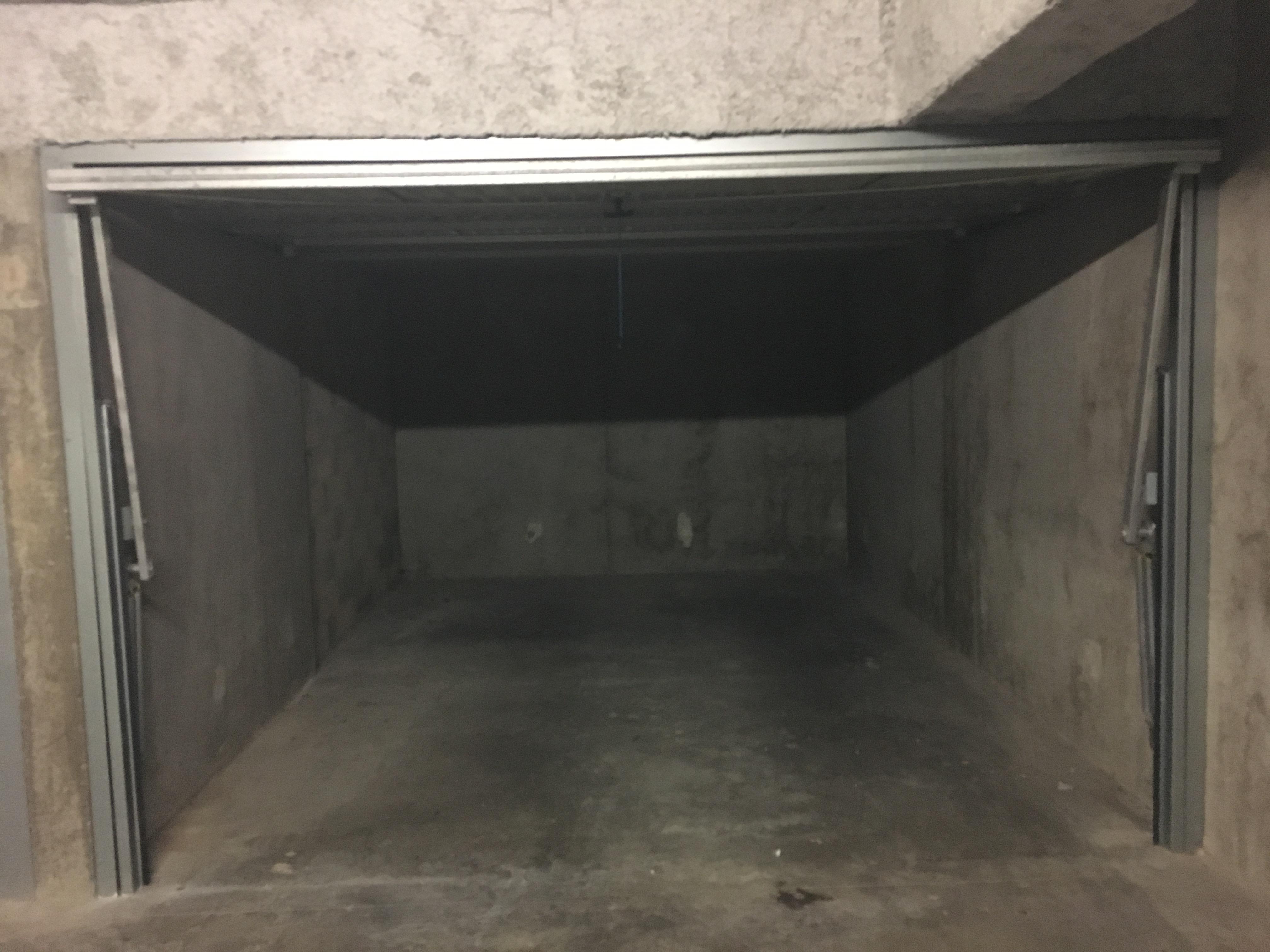 Grand garage à Saint Priest