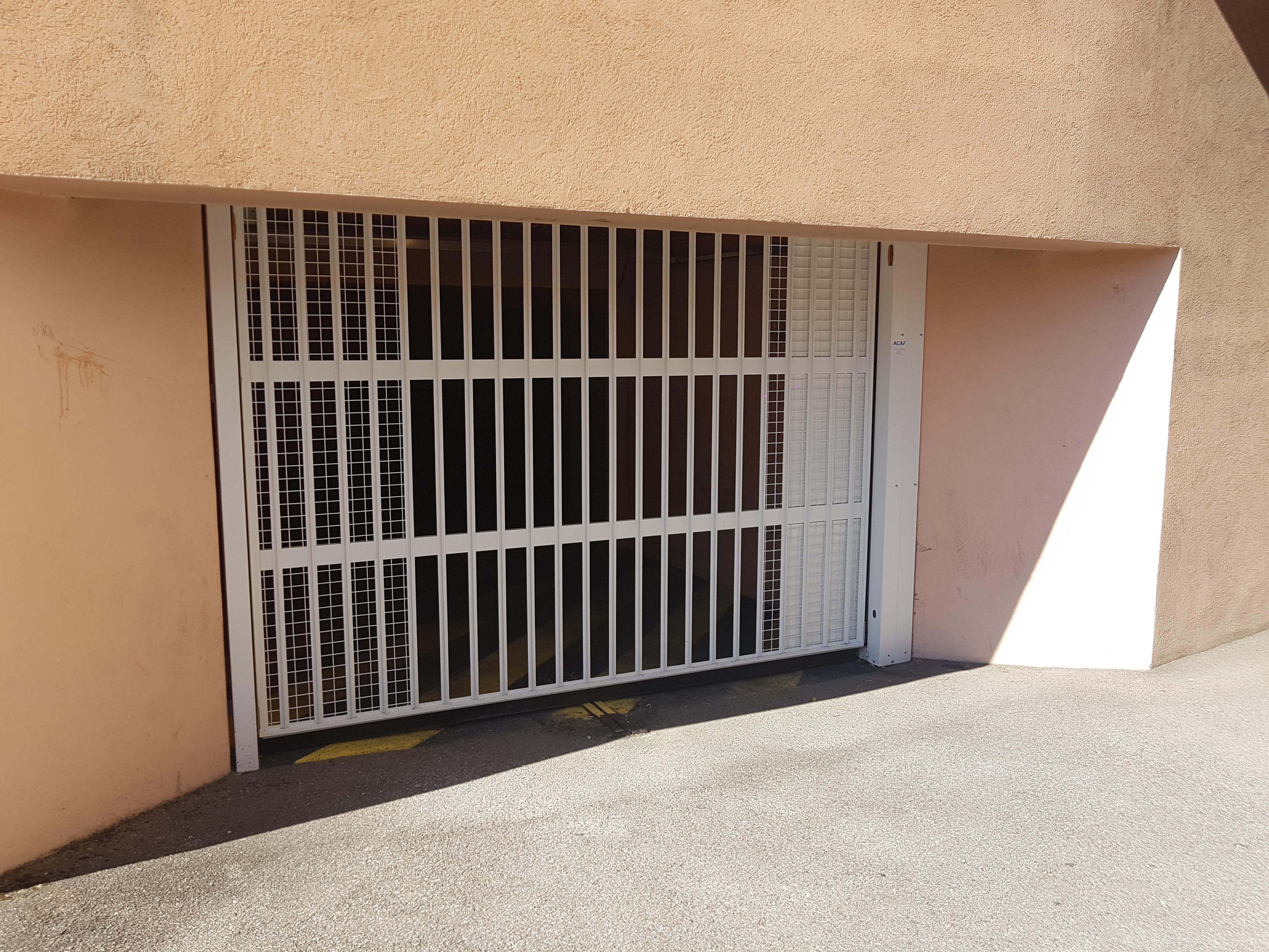 Garage/Box double fermé sécurisé au sud du parc