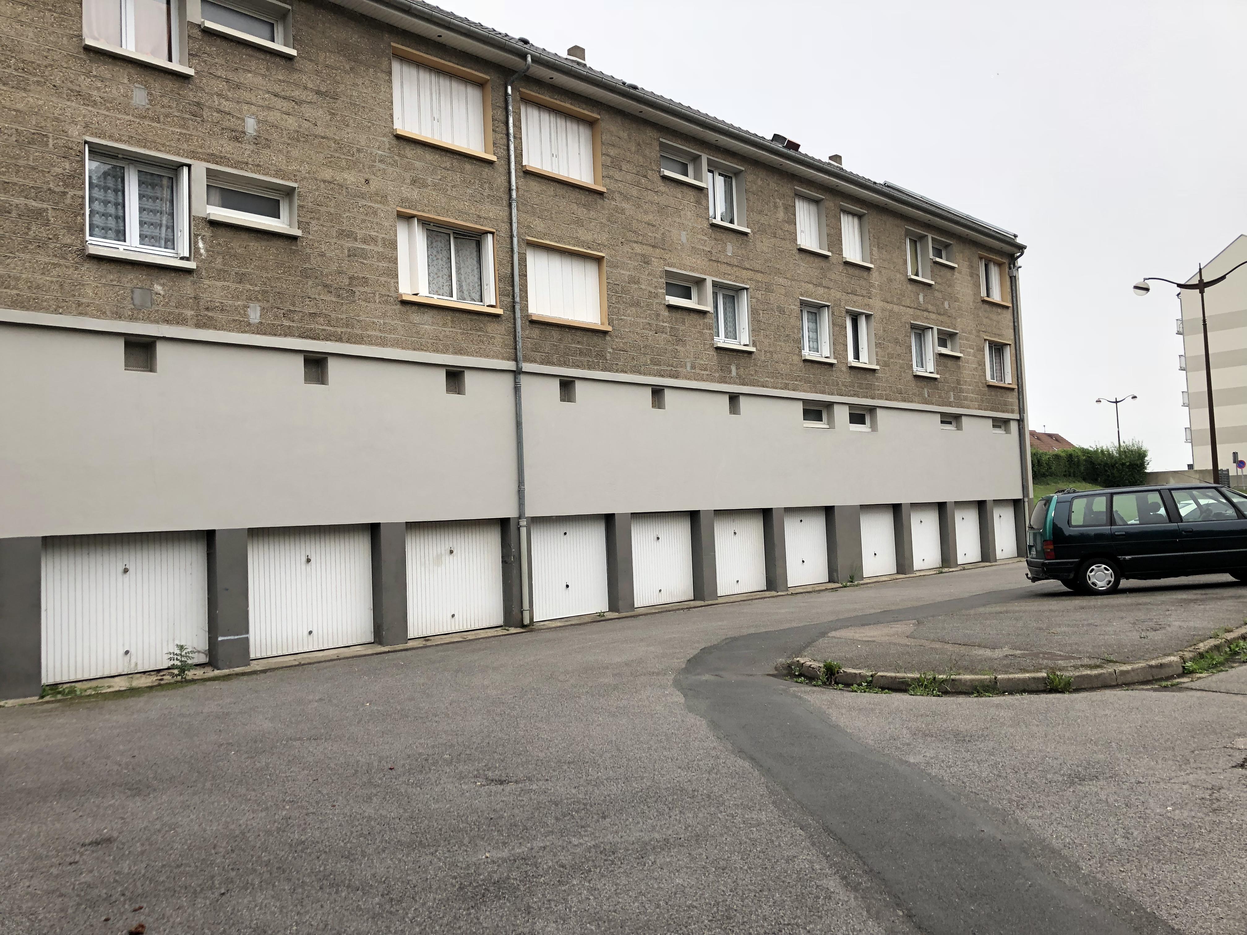 Grand garage / Le Trait