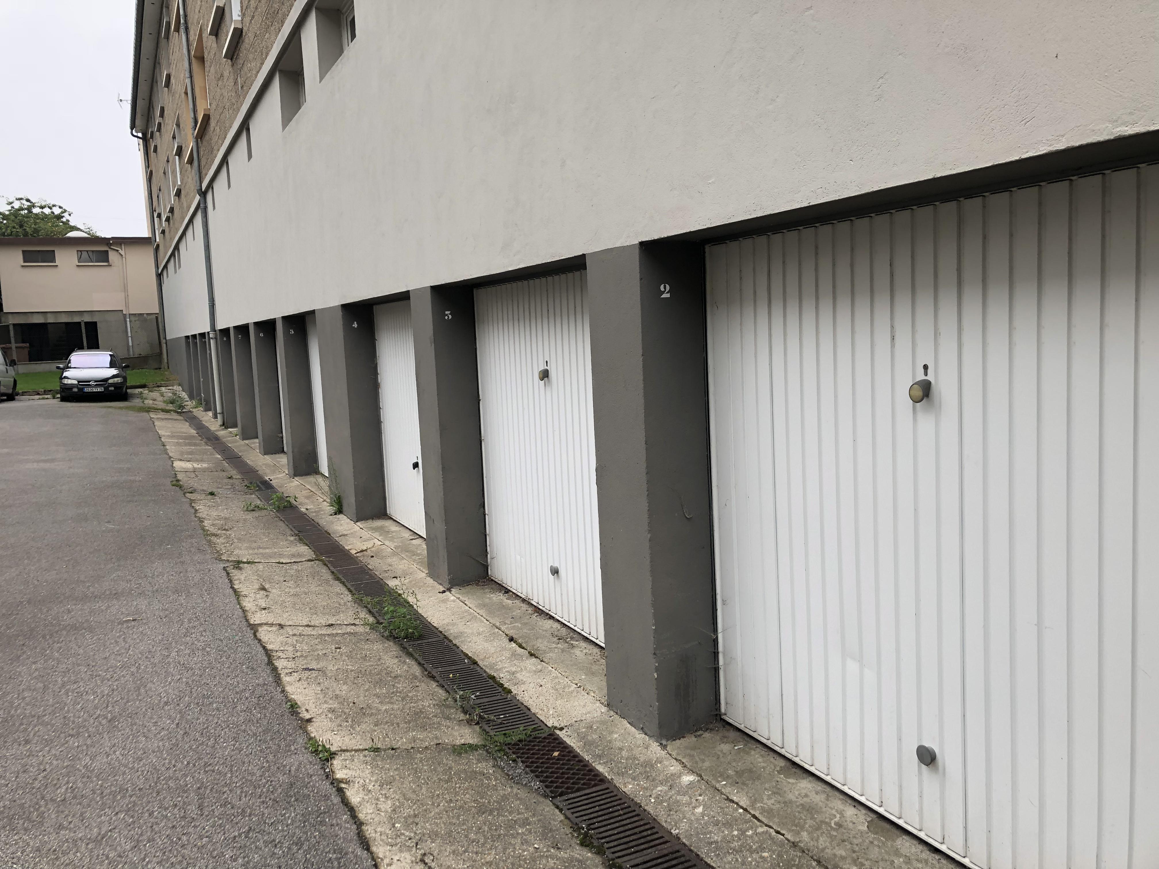 Grand garage / Le Trait