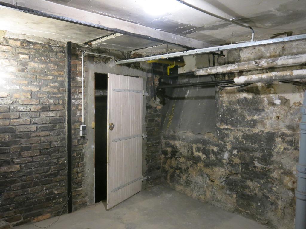 Cave propre, sèche et sécurisée.
