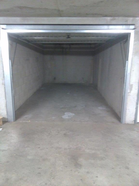Garage fermé dans un sous-sol à Vénissieux