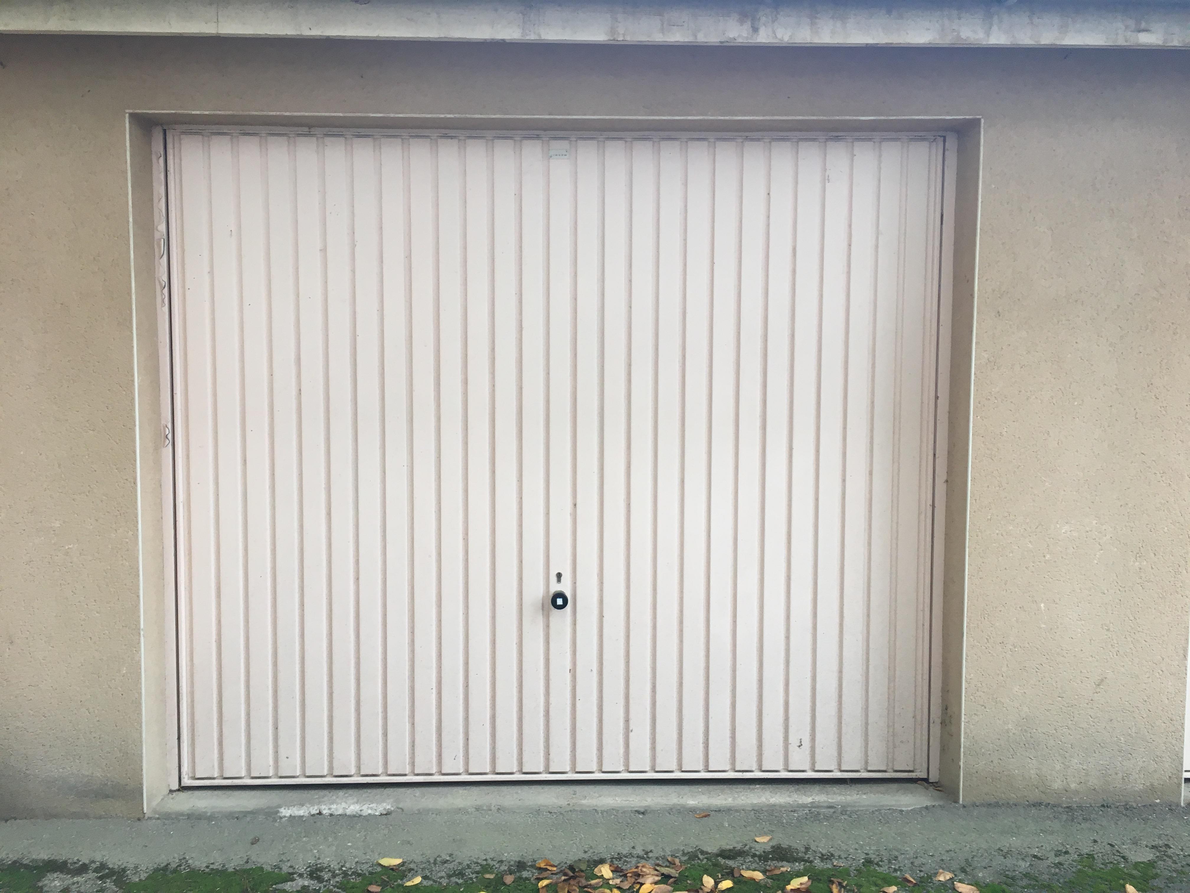 Espace fermé privé / gare routière / Bourg