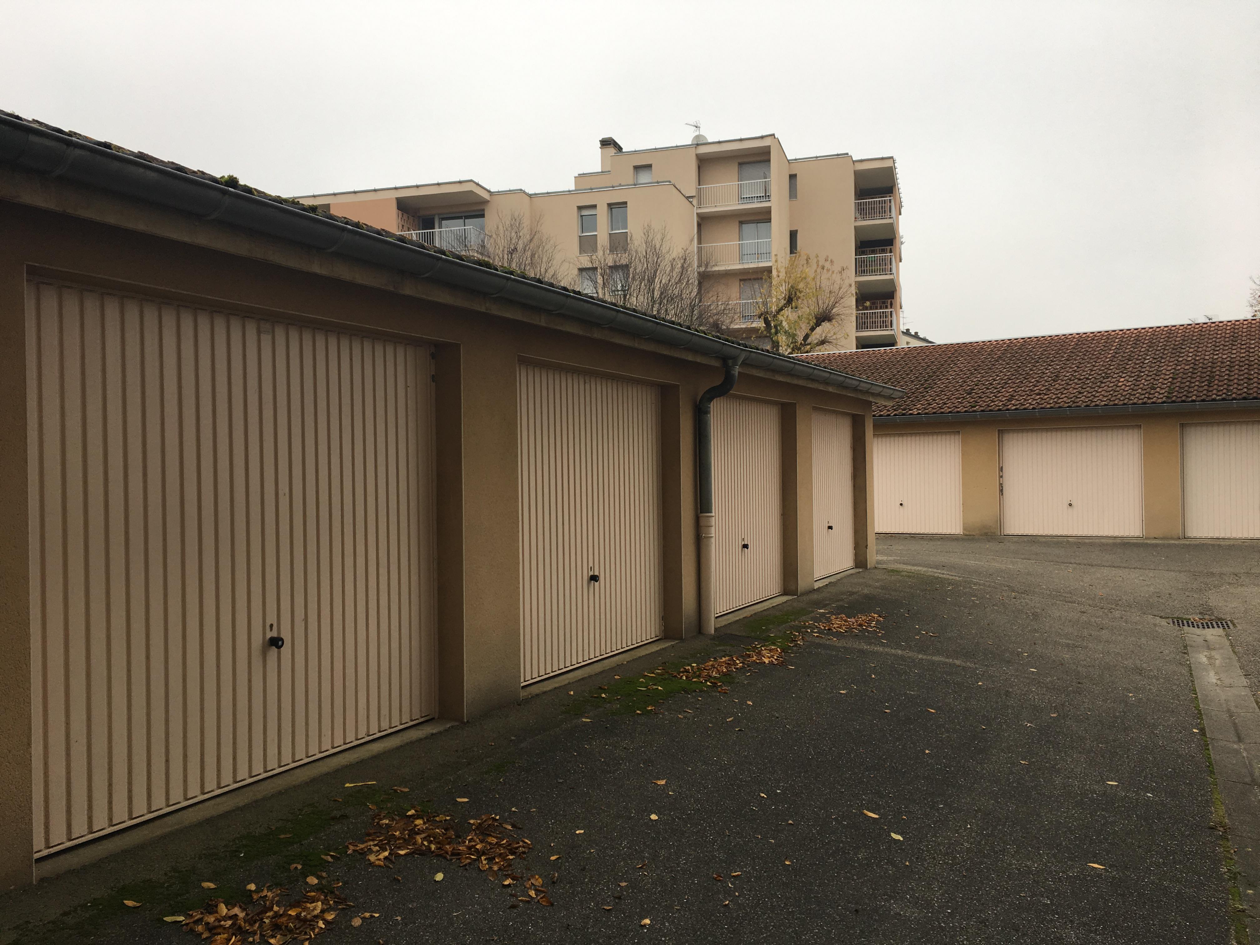 Espace privé pour stockage ou stationnement / Bourg