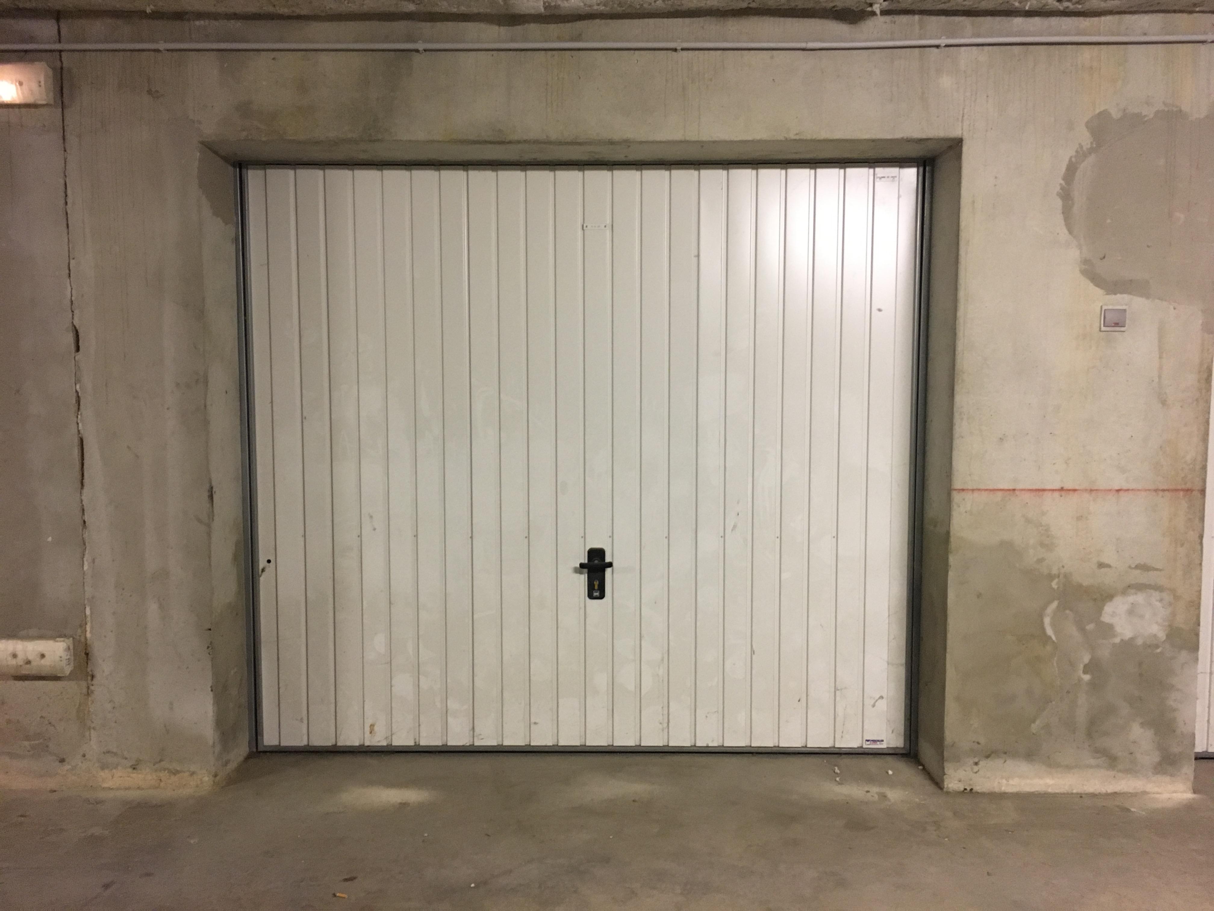 Stationnement privé / Zone commerciale de Bourg