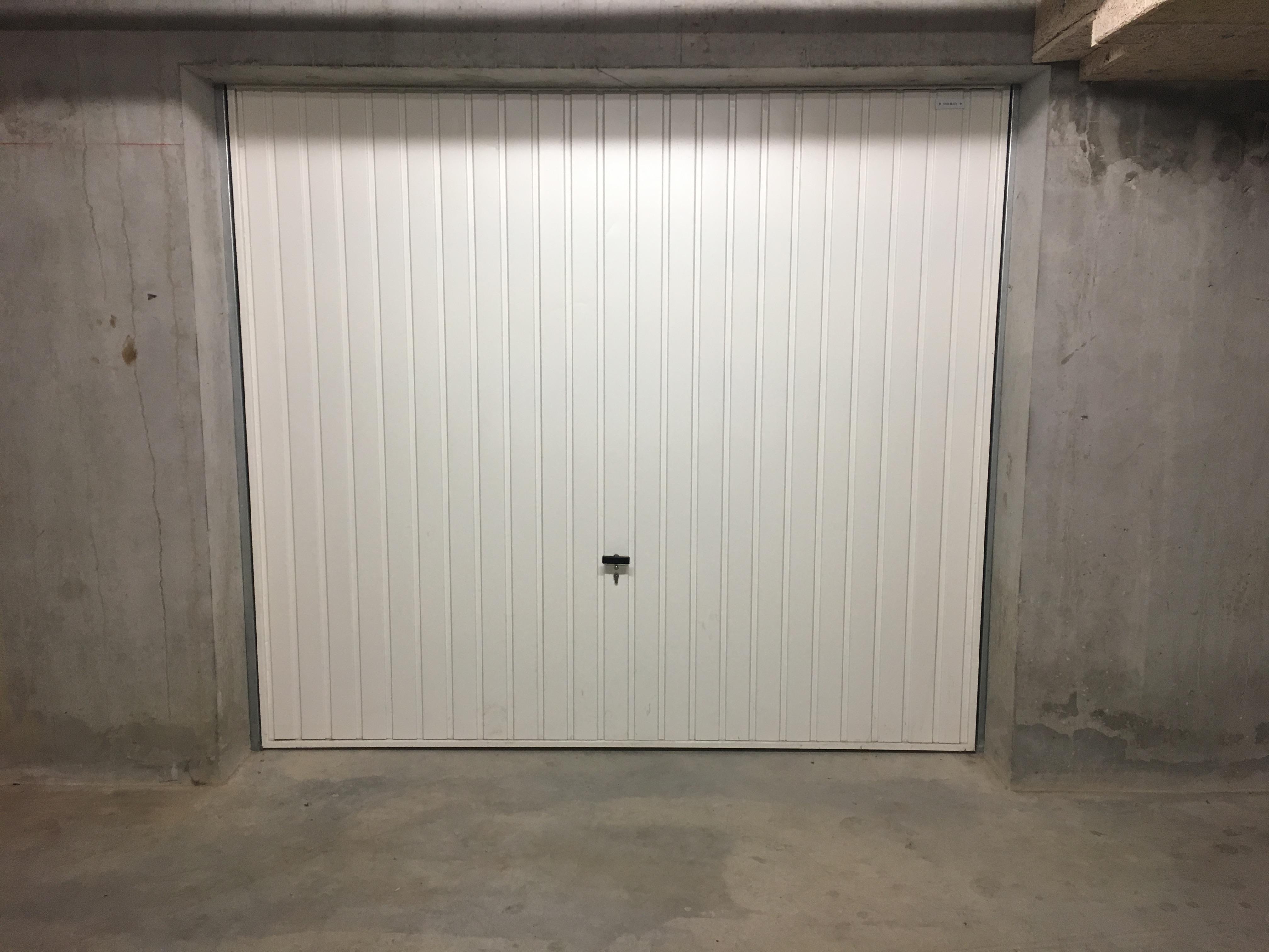 Garage sécurisé en sous-sol / Est de Bourg