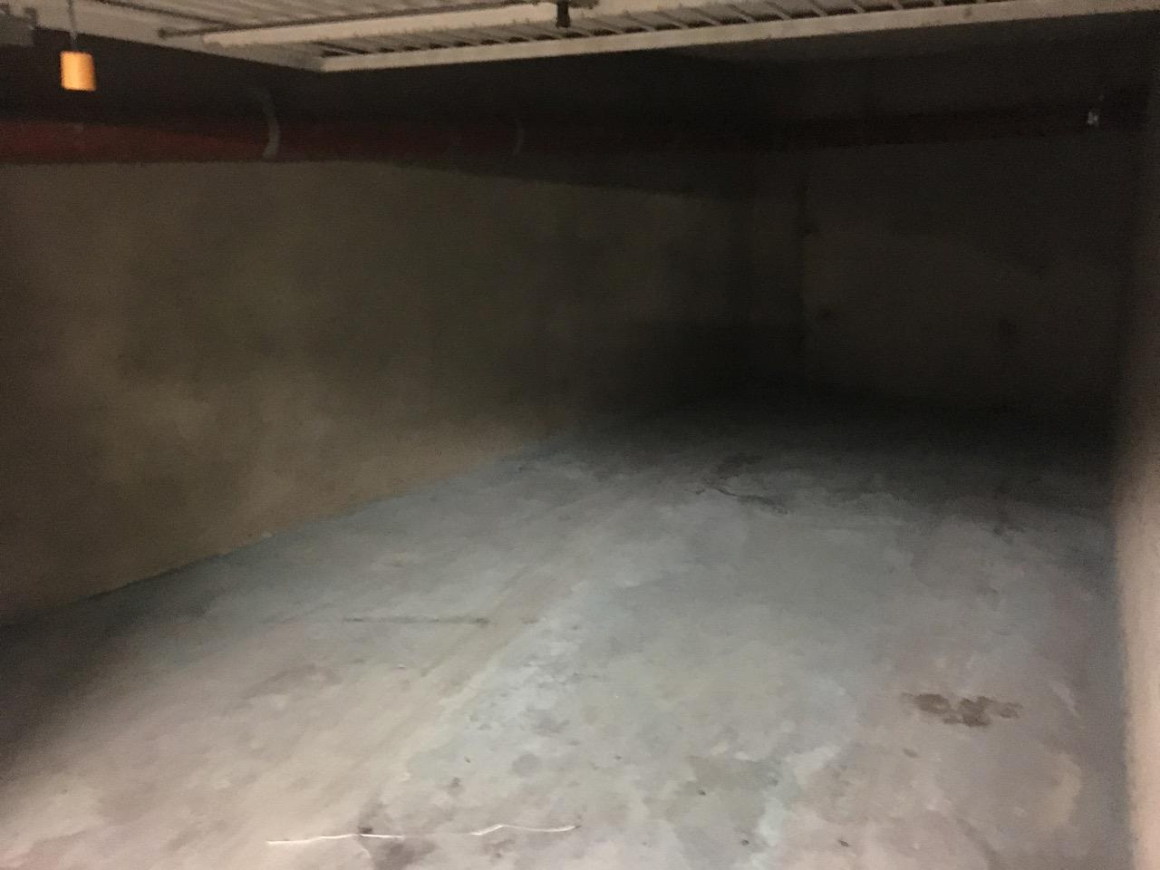 Garage sécurisé en sous-sol à Évreux