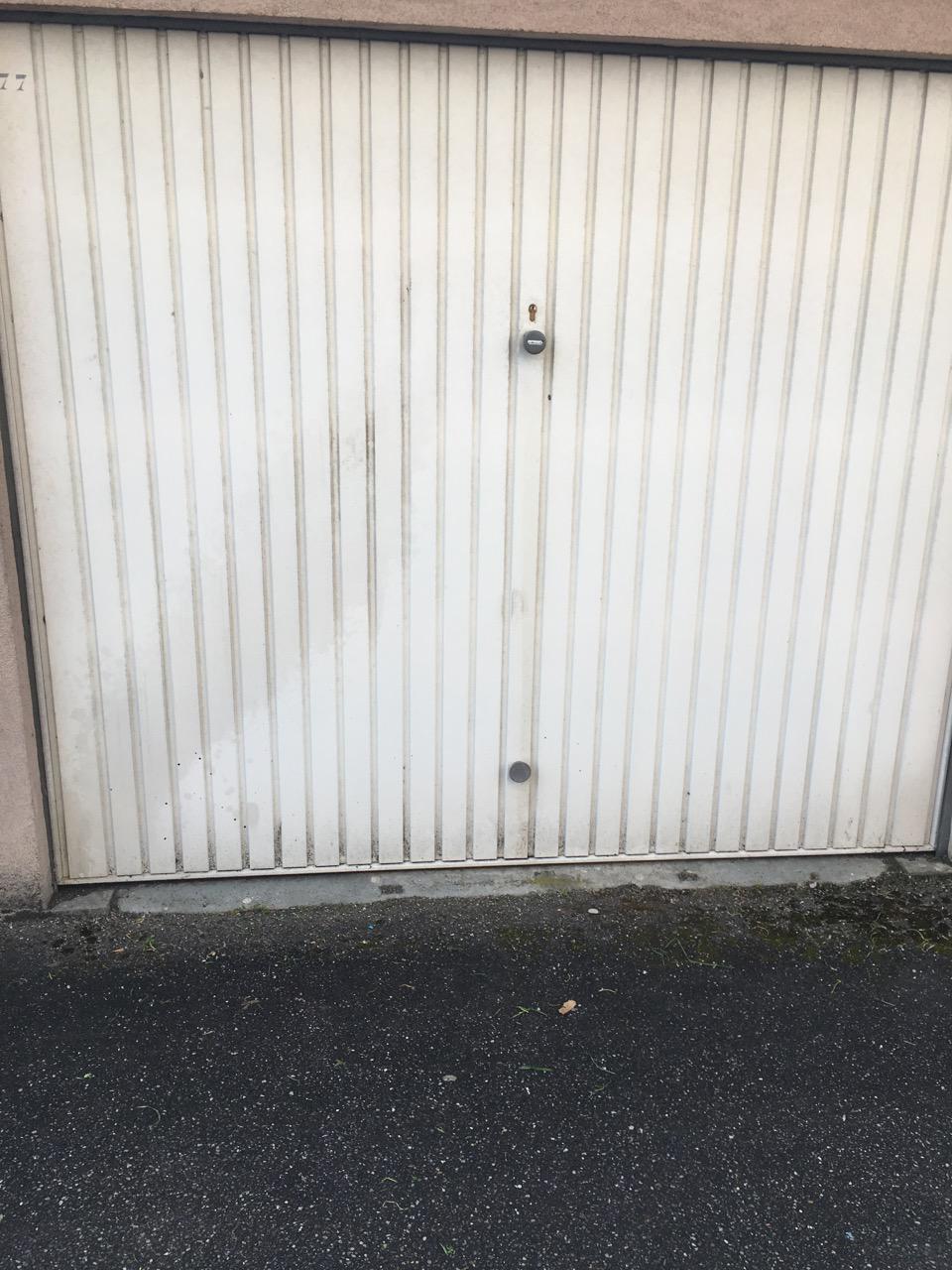 Grand garage avec cellier sur Evreux