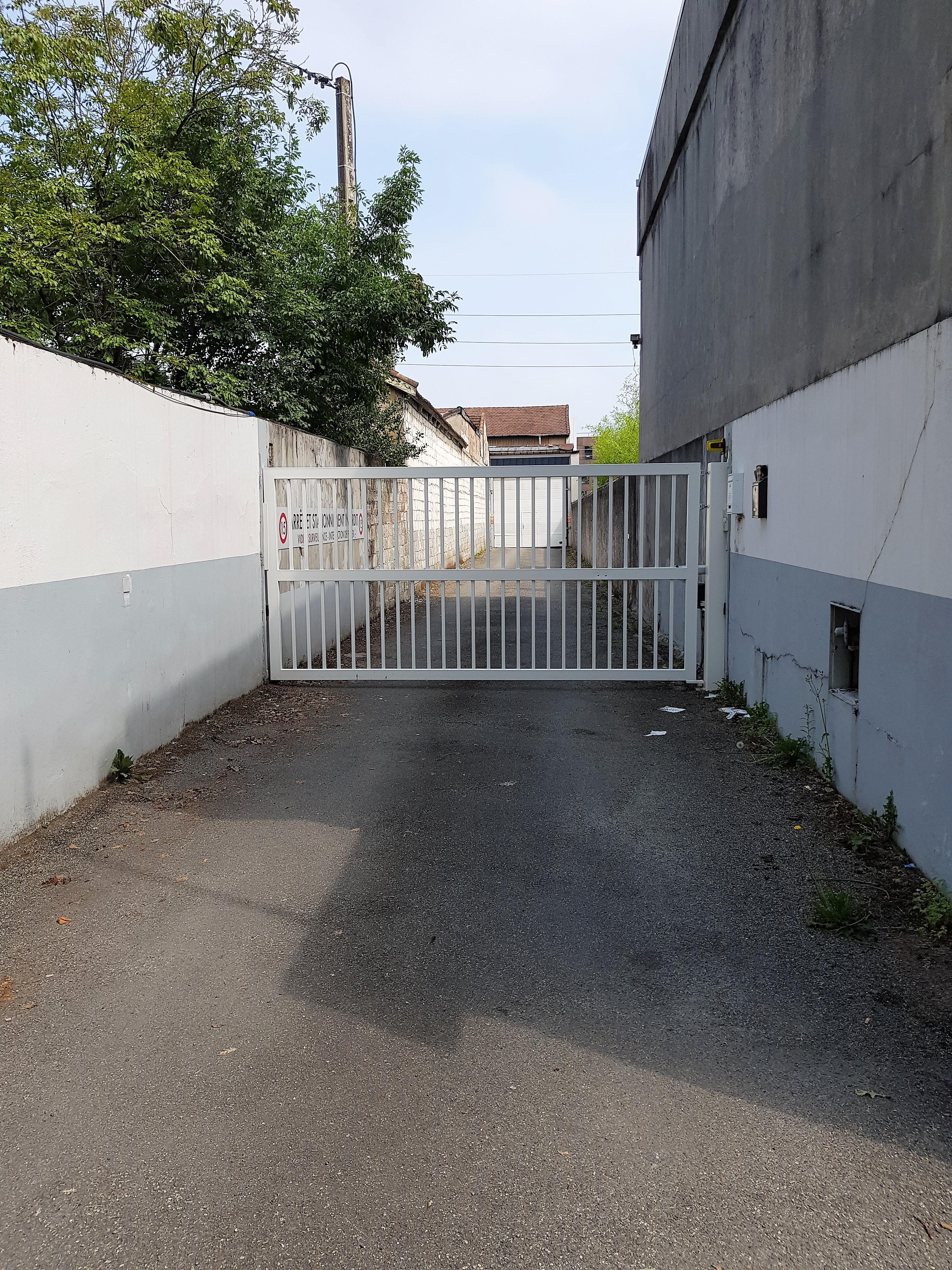Box 20m3 à côté de la gare.