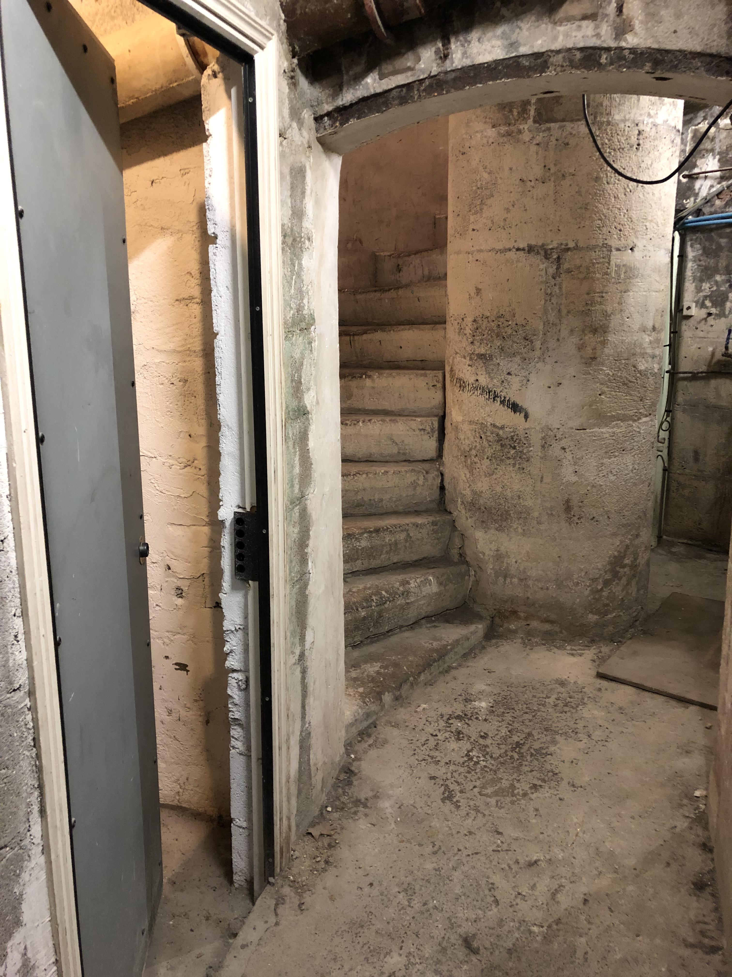 Cave saine sèche sécurisée facile d'accès
