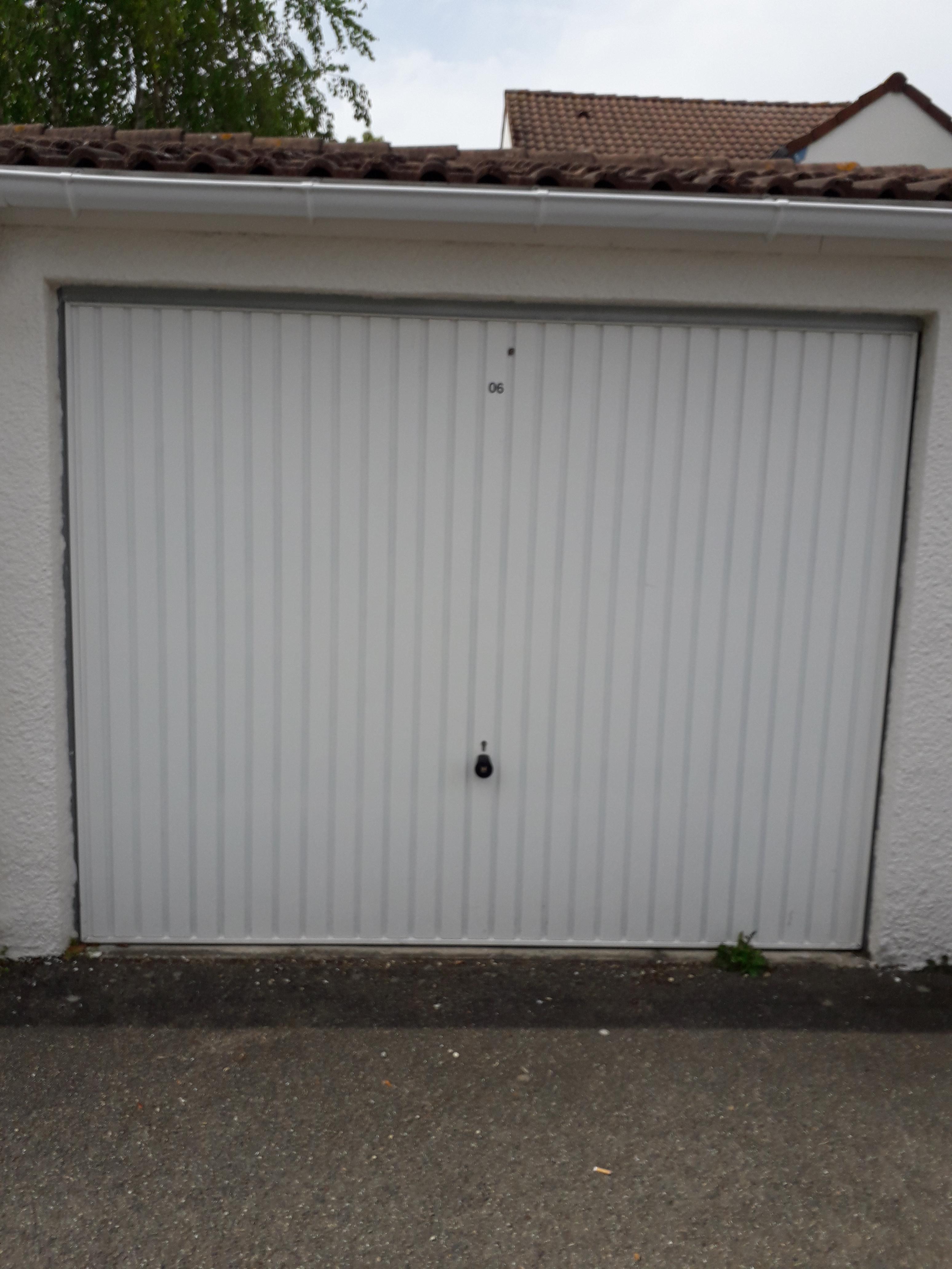 Garage / Garde-meuble sécurisé à louer