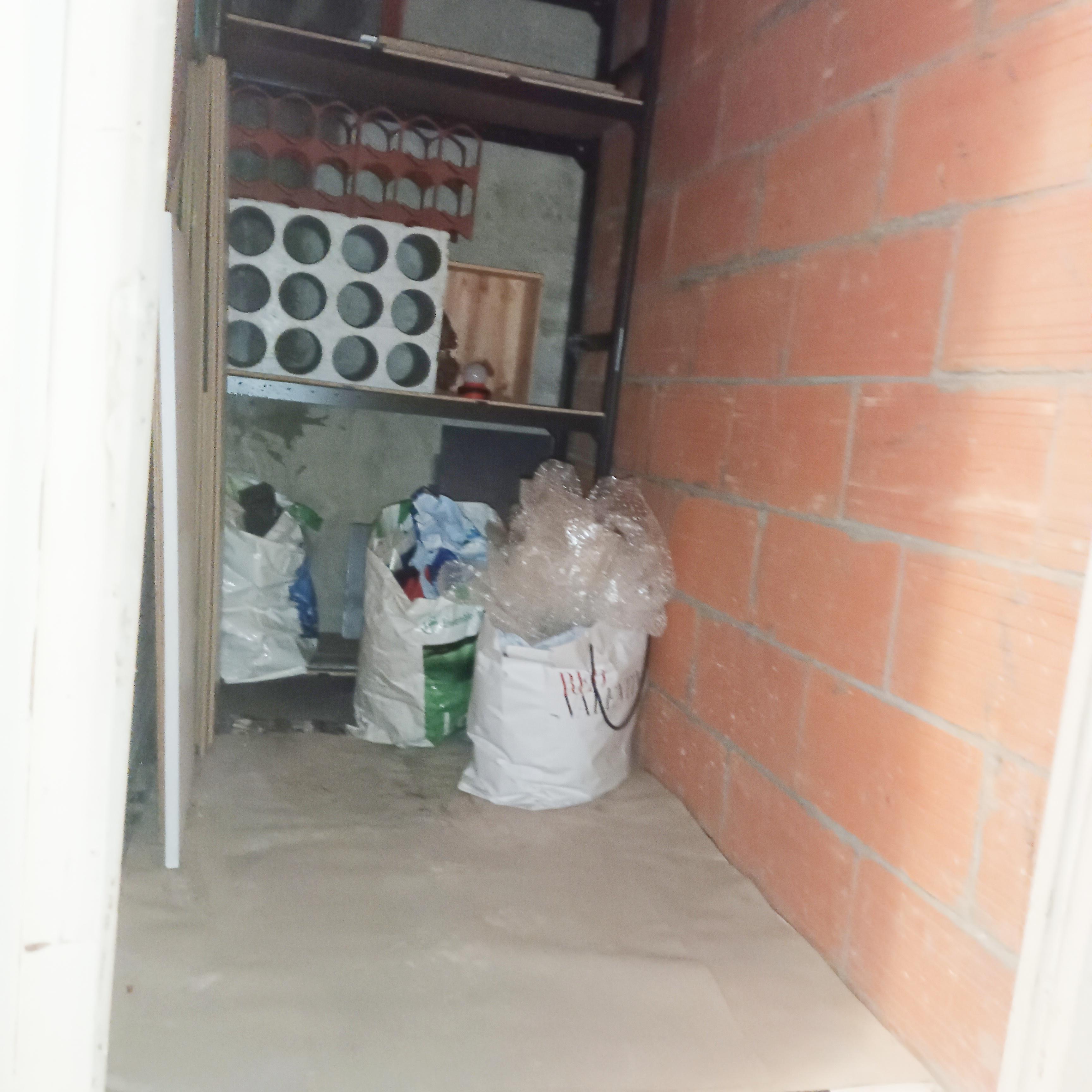 CAVE en s/sol avec zone de Stockage/Rayonnage