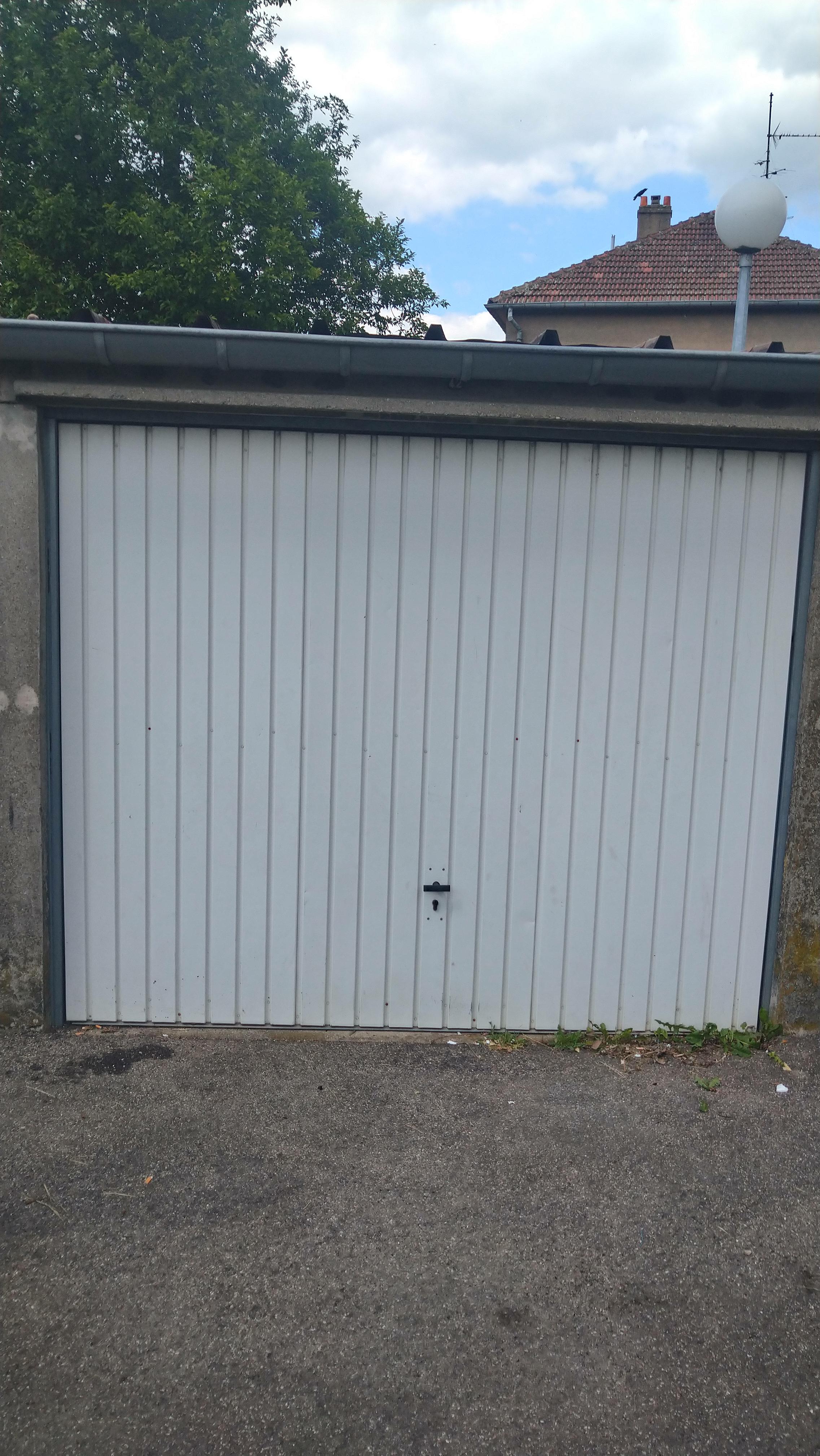 Garage rez-de-chaussée stockage