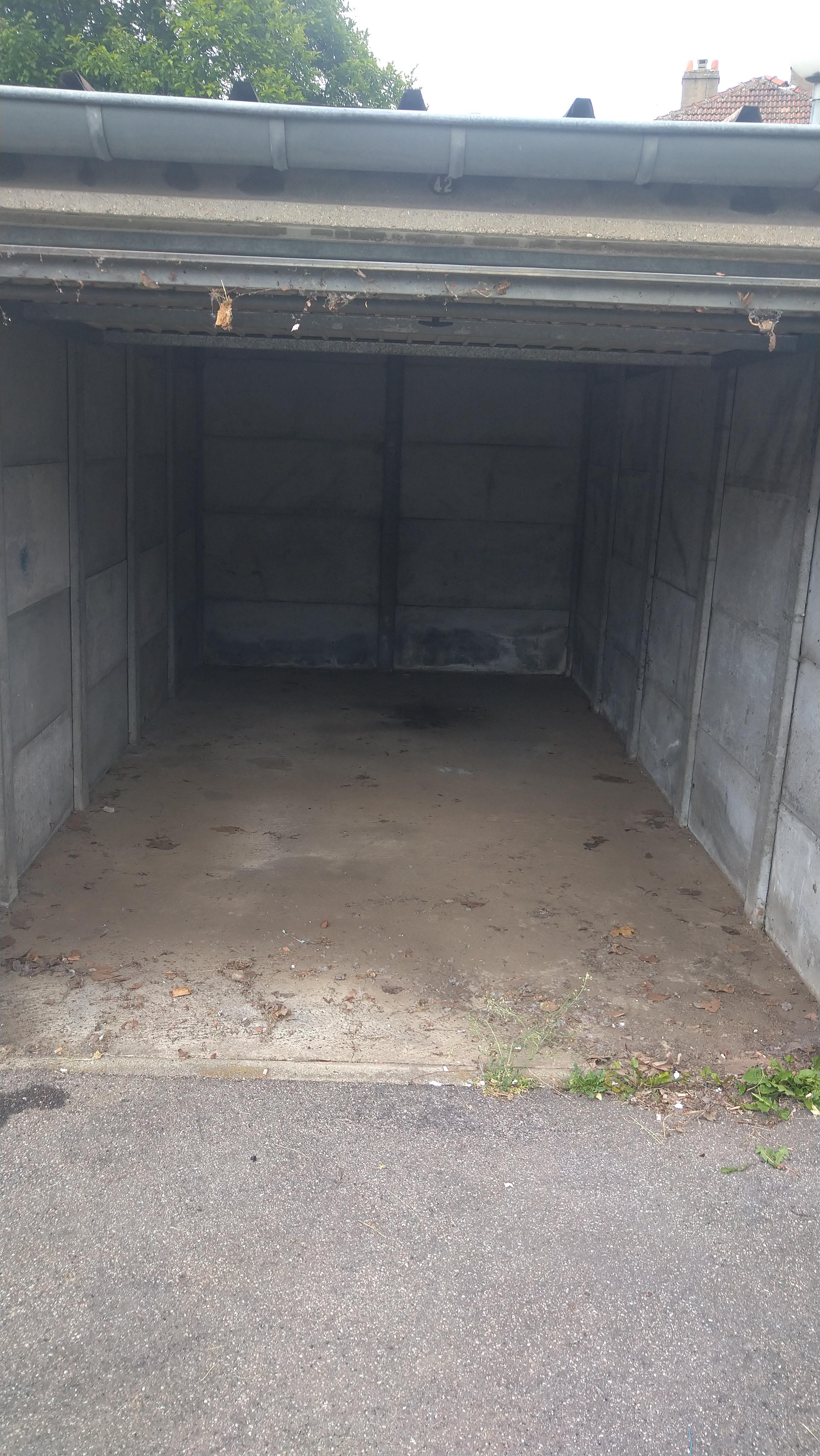 Garage rez-de-chaussée stockage