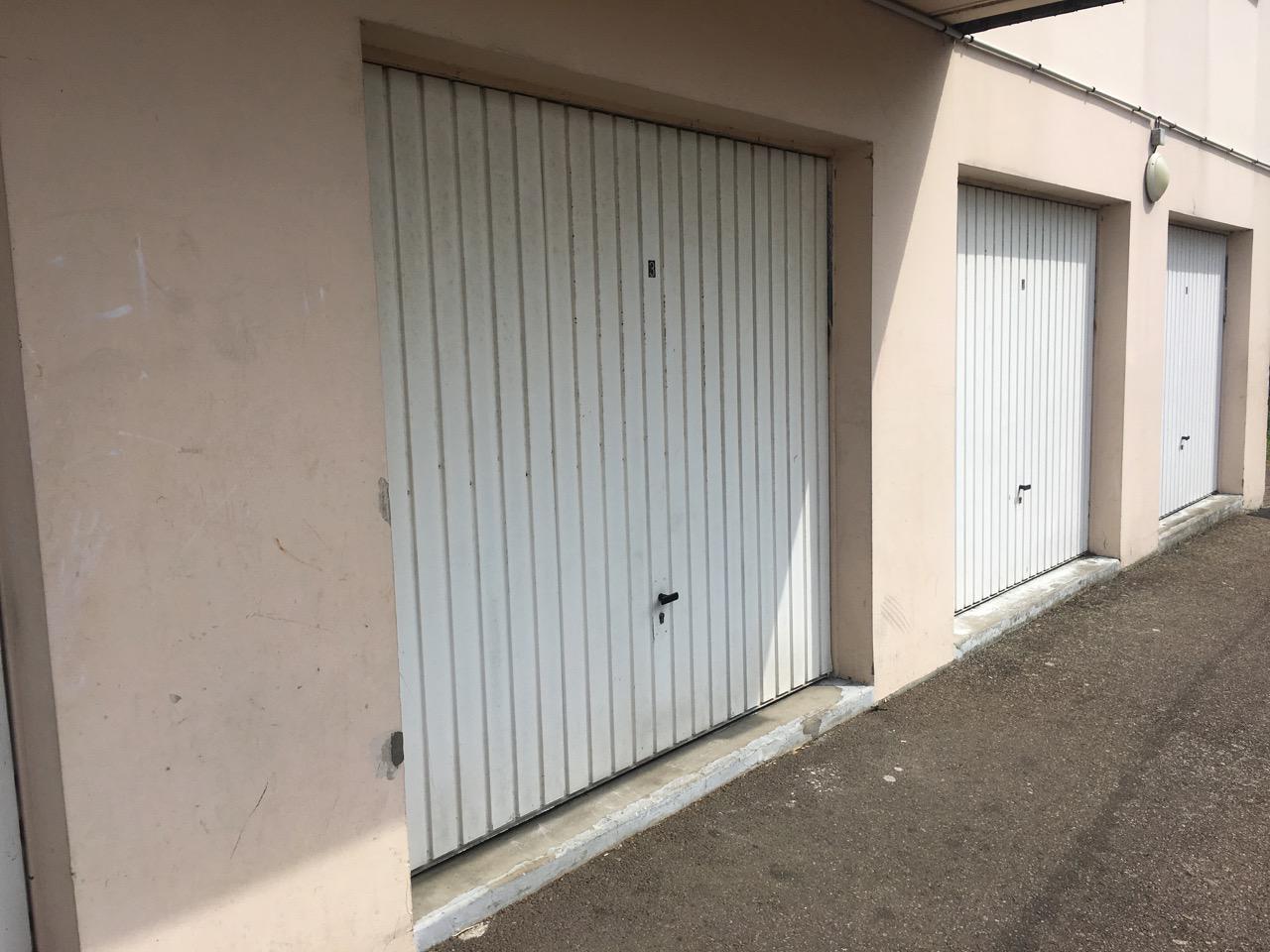 Garage pour stationnement à Elbeuf