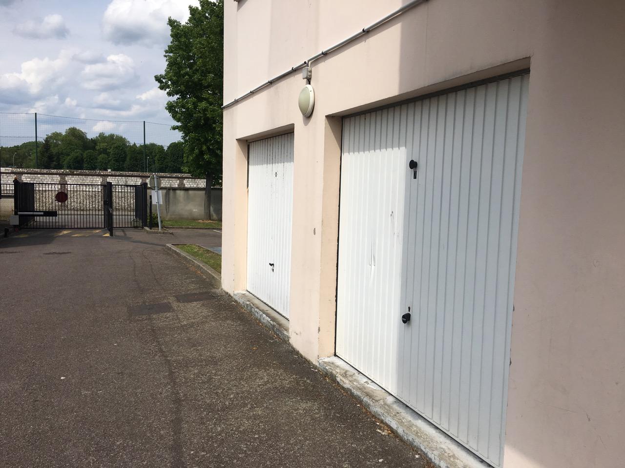 Stationnement privé et fermé / Elbeuf / Piscine