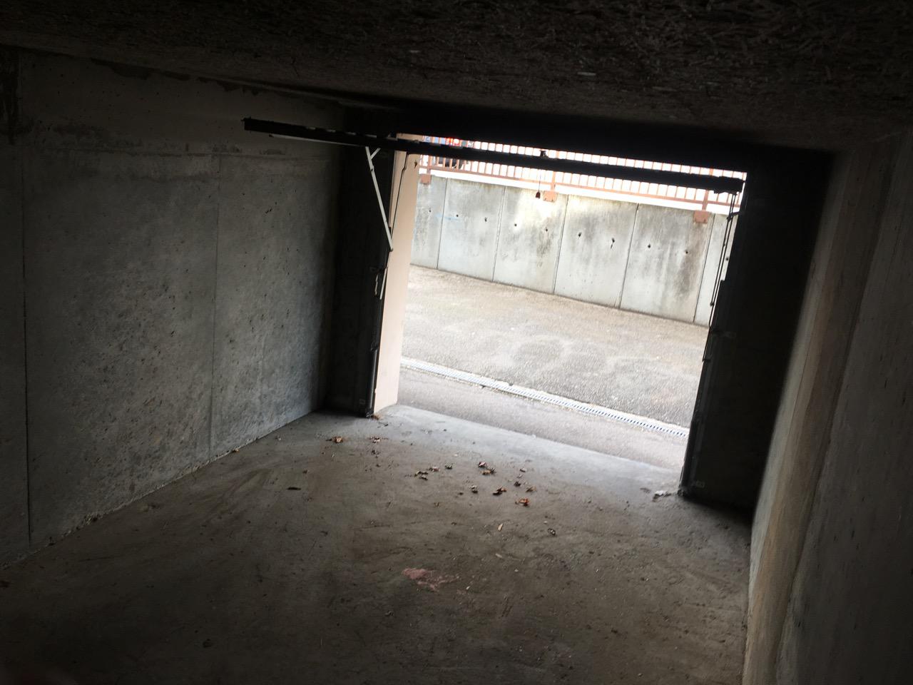Stationnement privé et fermé / Elbeuf / Piscine