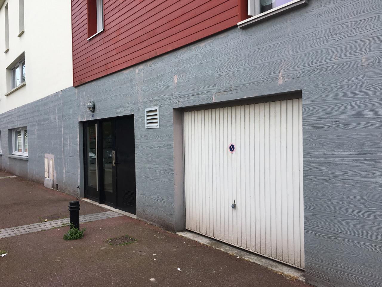 Grand garage sécurisé à Petit Quevilly