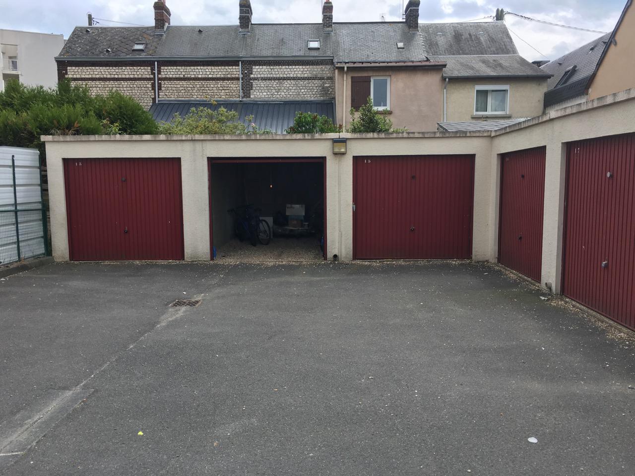 Garde-meuble / Garage en RDC