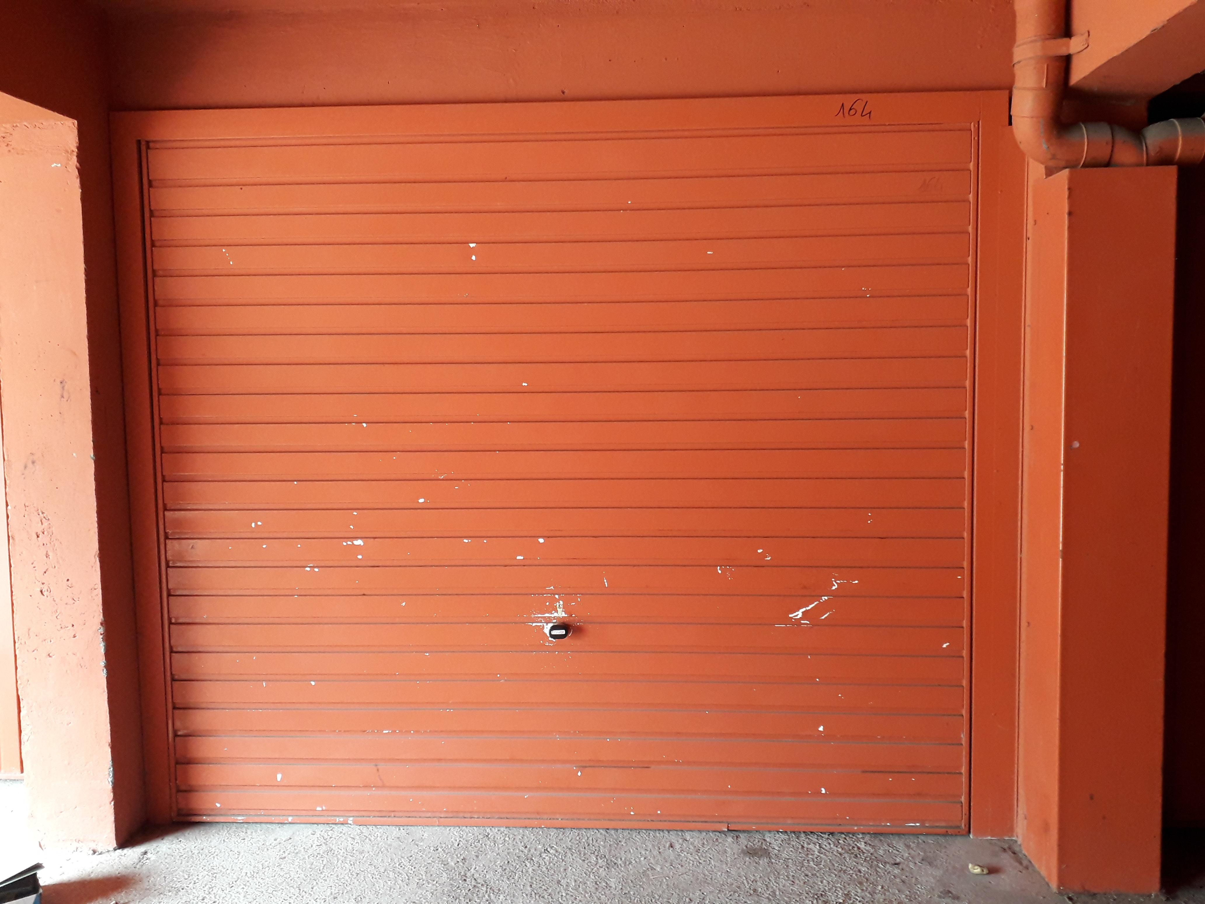 Garage fermé rez-de-chaussée couvert